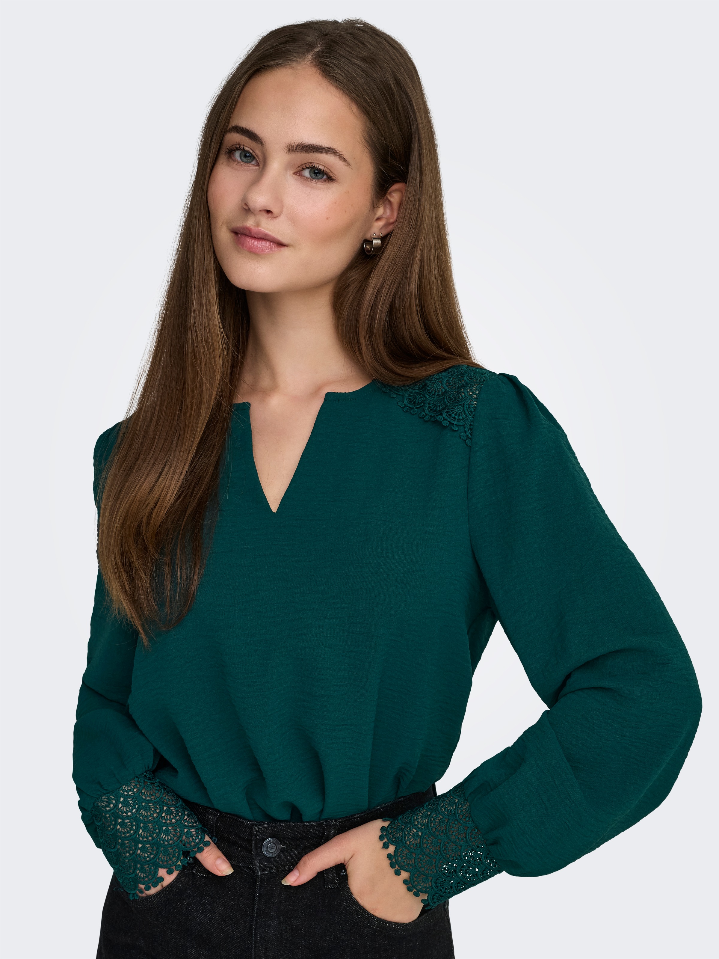 Thumbnail - ONLY Langarmbluse "ONLCERENA METTE L/S LACE VNECK TOP WVN" Kunstfaser, regular fit, V-Ausschnitt