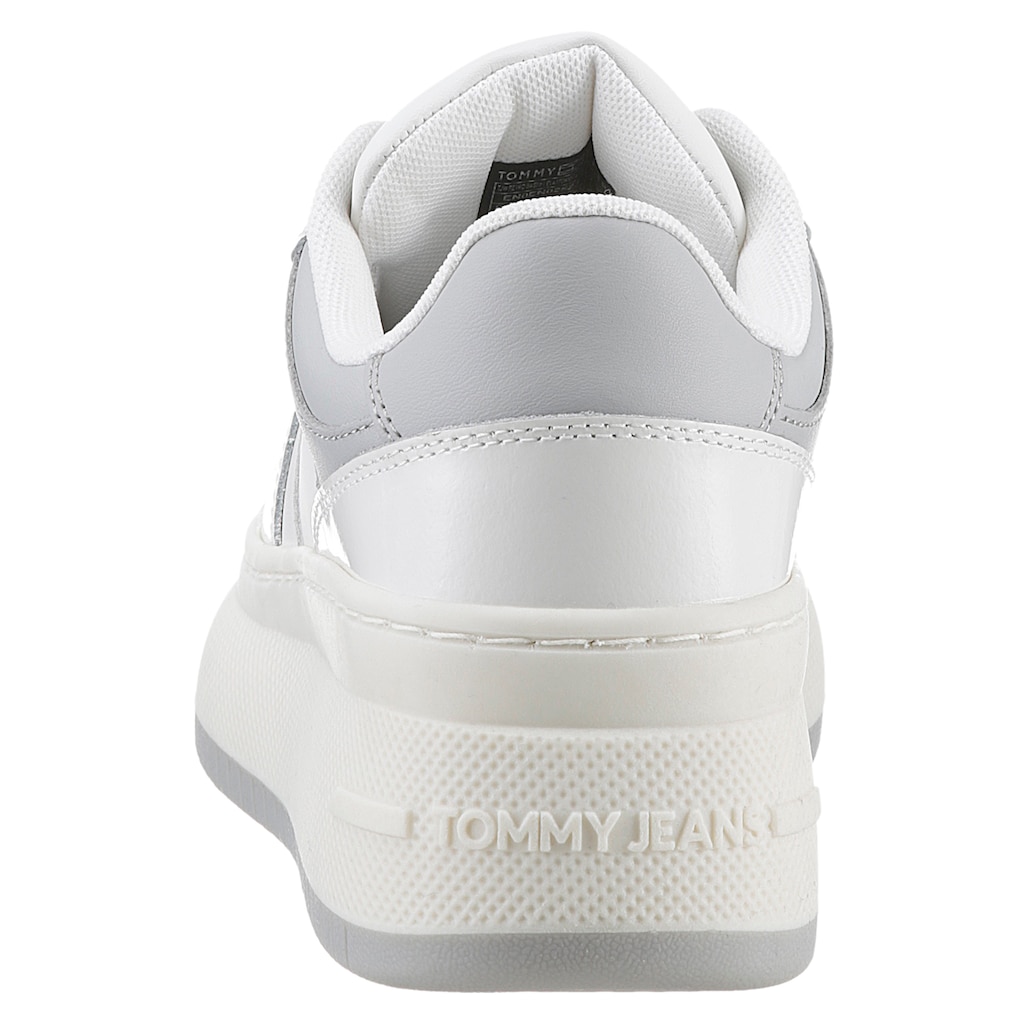 Tommy Jeans Keilsneaker »TJW RETRO BASKET FLATFORM PATENT«, mit trendiger Plateausohle, Freizeitschuh, Halbschuh, Schnürschuh