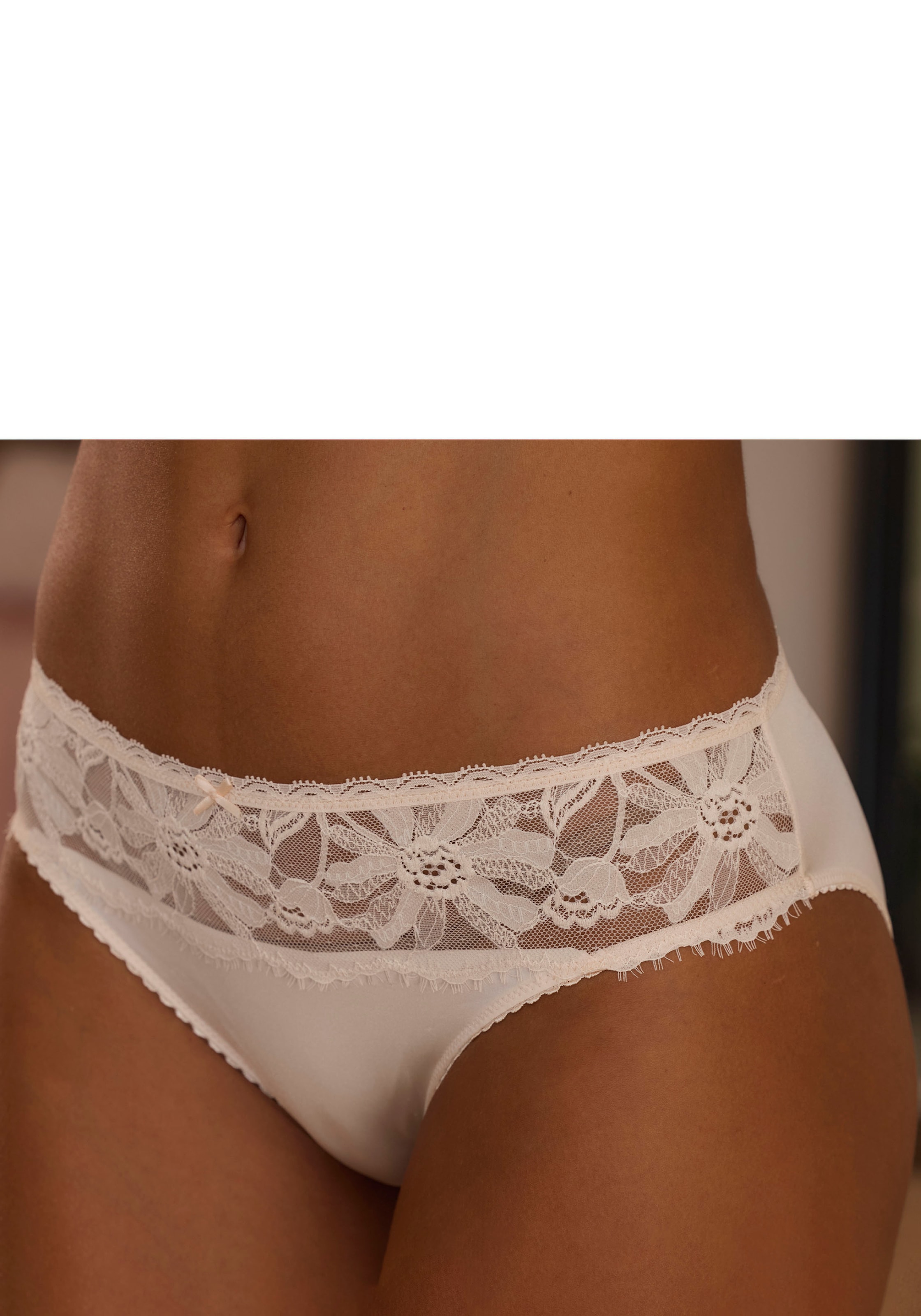 LASCANA Slip, mit edlen Spitzeneinsätzen
