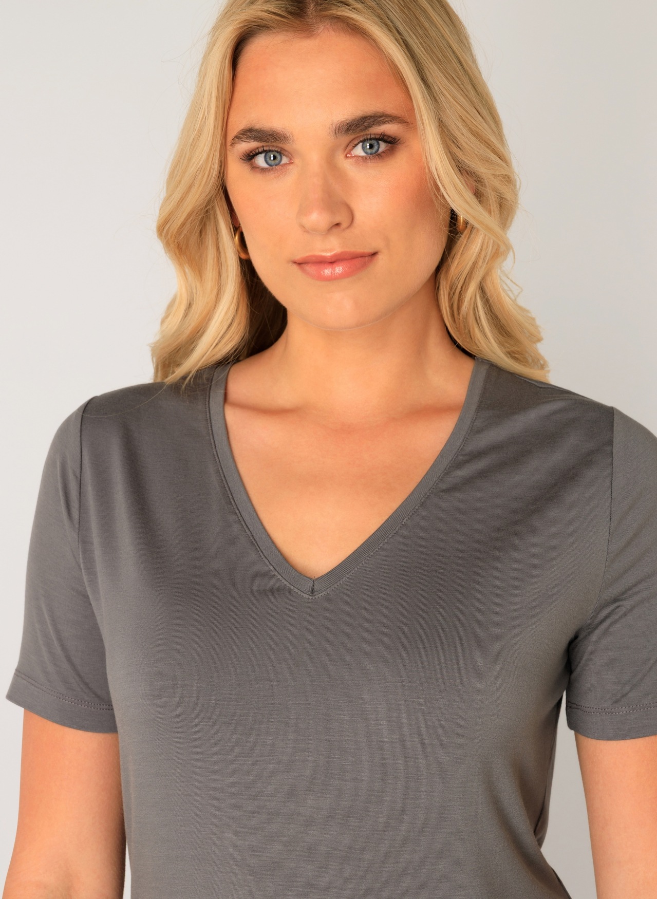 Thumbnail - Base Level T-Shirt "Yanic" mit V-Ausschnitt