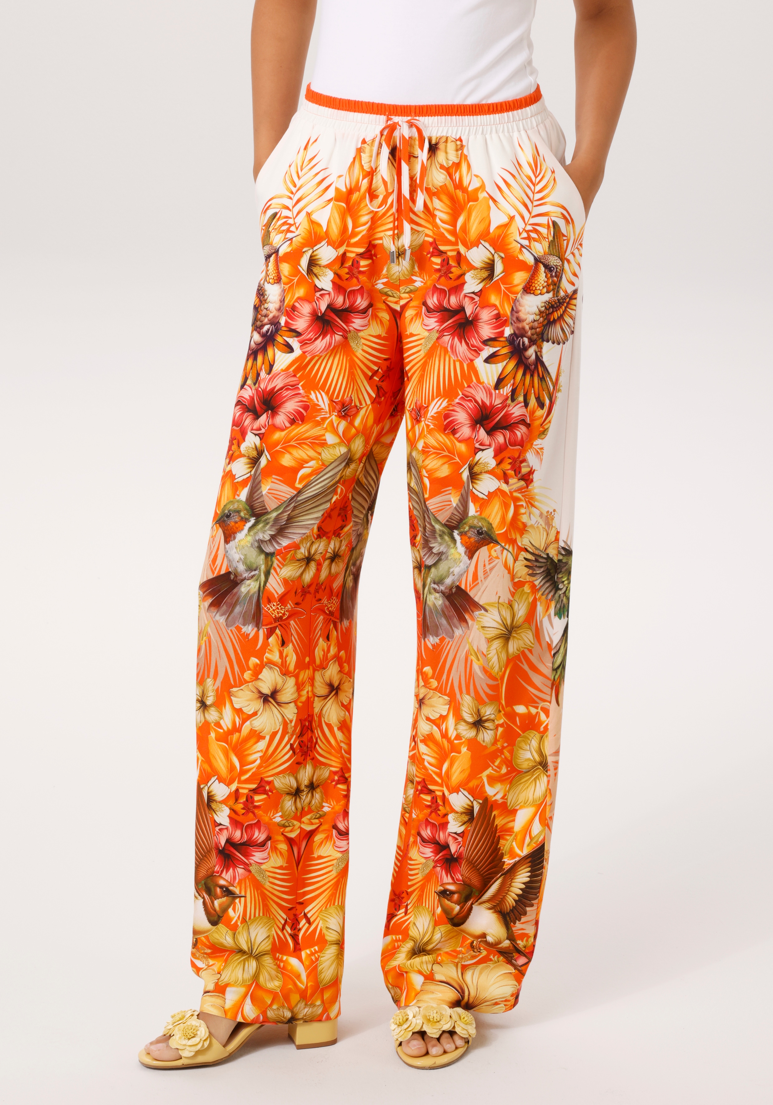 Aniston CASUAL Schlupfhose mit tropischen Vögeln, Blüten und Blättern bedruckt