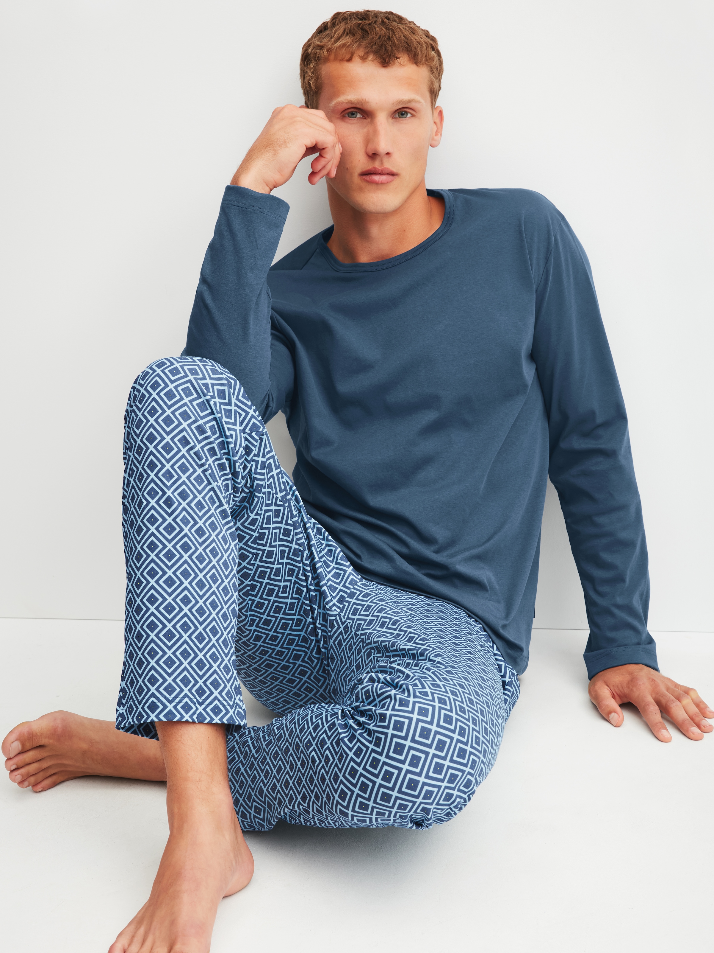 CALIDA Schlafanzug "Relax Streamline 3" 2 Langarm-Shirt mit eingefasstem Rundhalsausschnitt
