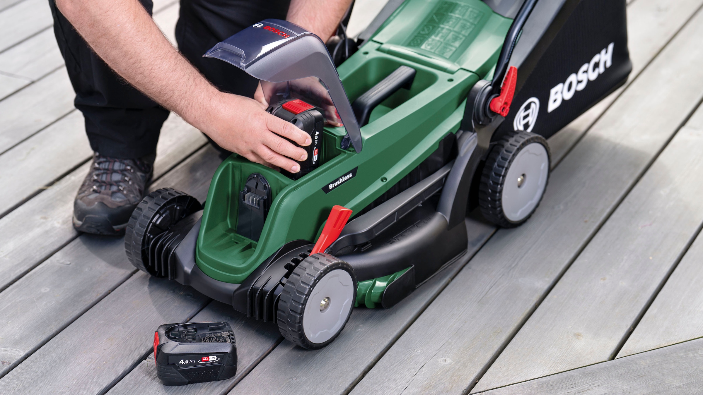 Bosch Home & Garden Akkurasenmäher »UniversalRotak 2x18V-37-550«, mit 2xAkku 18V/4,0 Ah und Ladegerät
