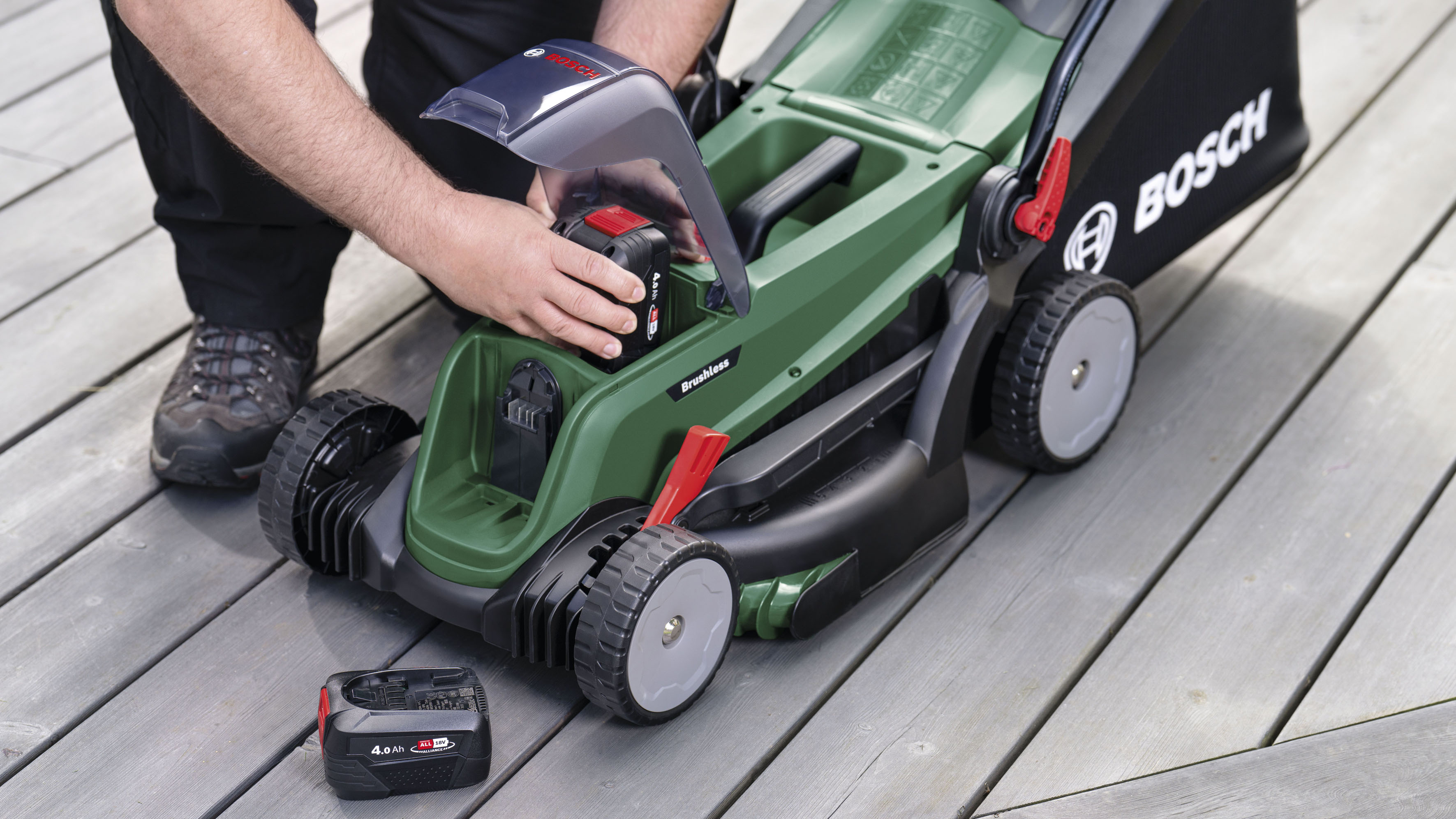 Thumbnail - Bosch Home & Garden Akkurasenmäher "UniversalRotak 2x18V-37-550", mit 2xAkku 18V/4,0 Ah und Ladegerät