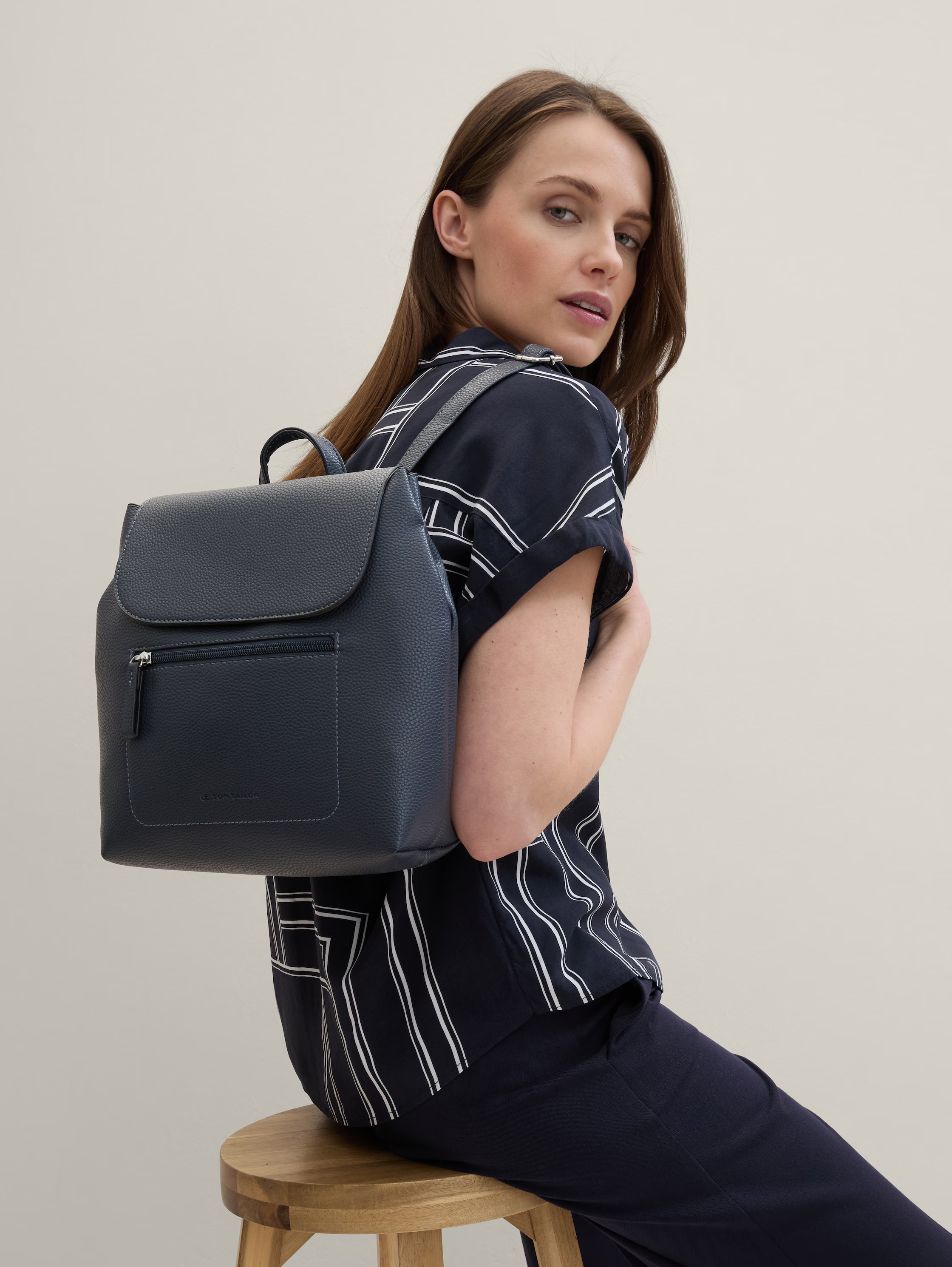 TOM TAILOR Rucksack »Elis«, aus weich gekörntem Lederimitat auffällige Ziernaht und feinem Logo