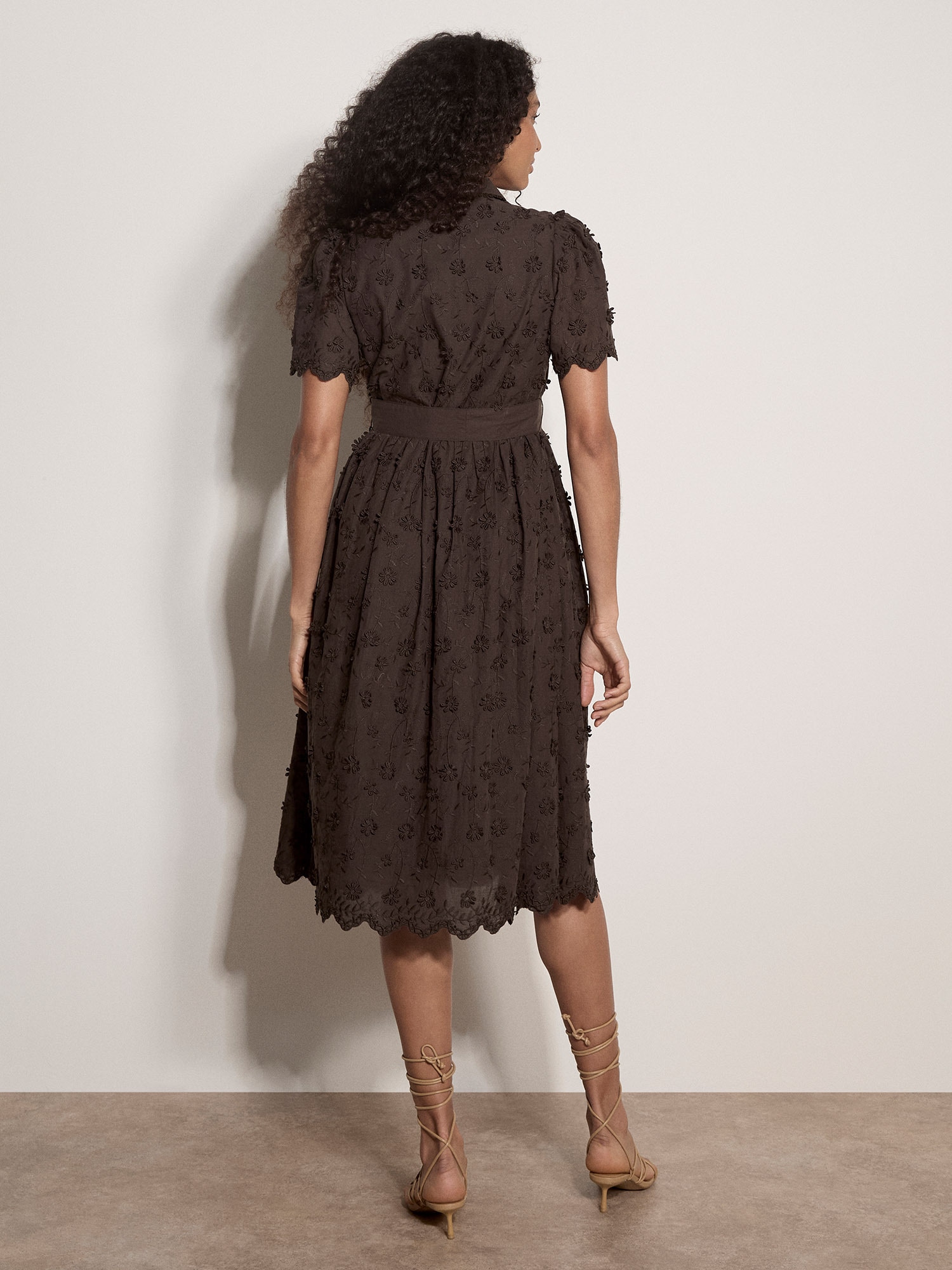 Apricot Sommerkleid »Midikleid« Stoffgürtel,  mit Blumenstickerei