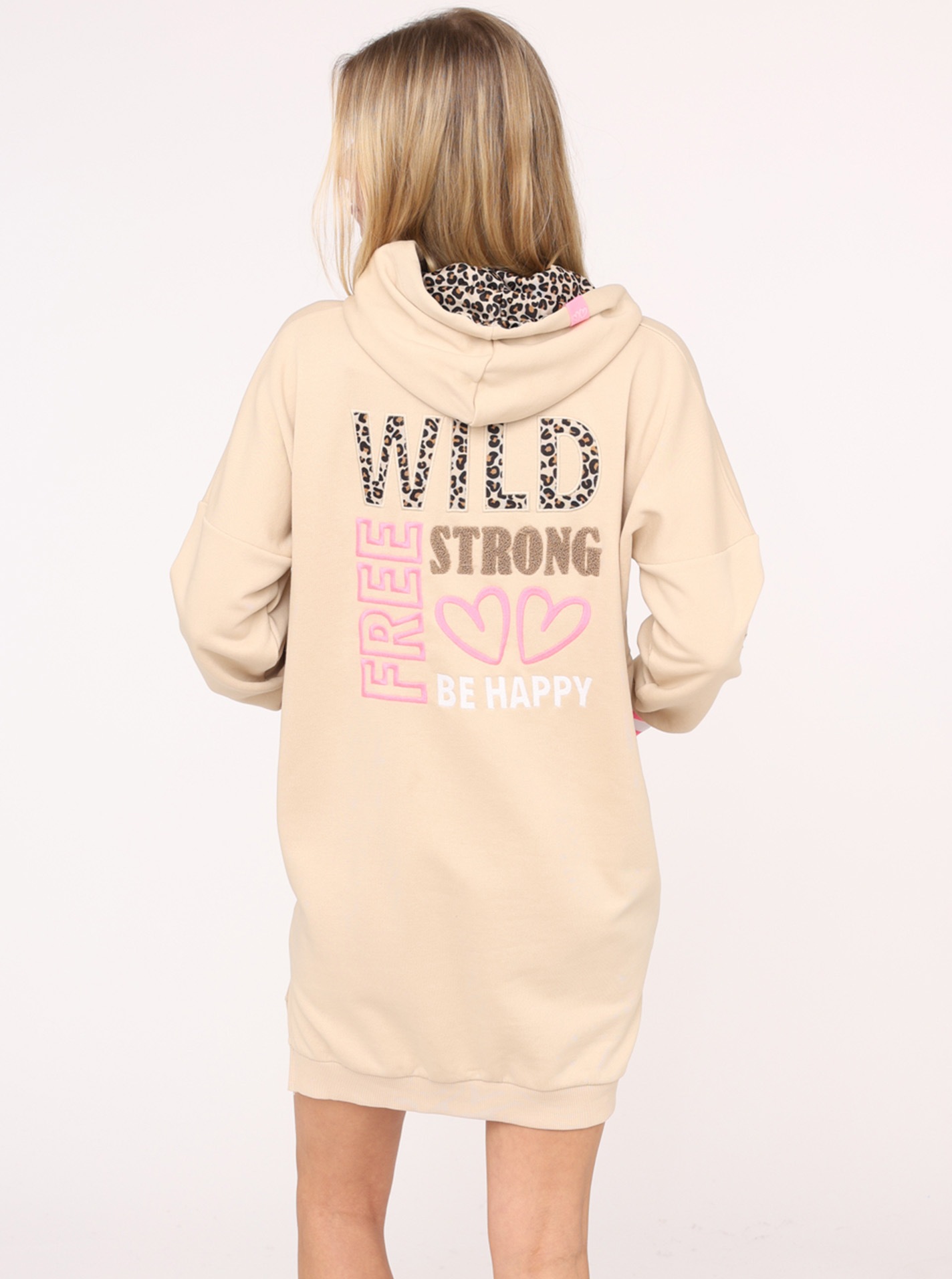 Thumbnail - Zwillingsherz Sweatkleid ""Wild Free"" Kängurutasche mit Kapuze, Tasche, Leo-Detail und großer Stickerei hinten