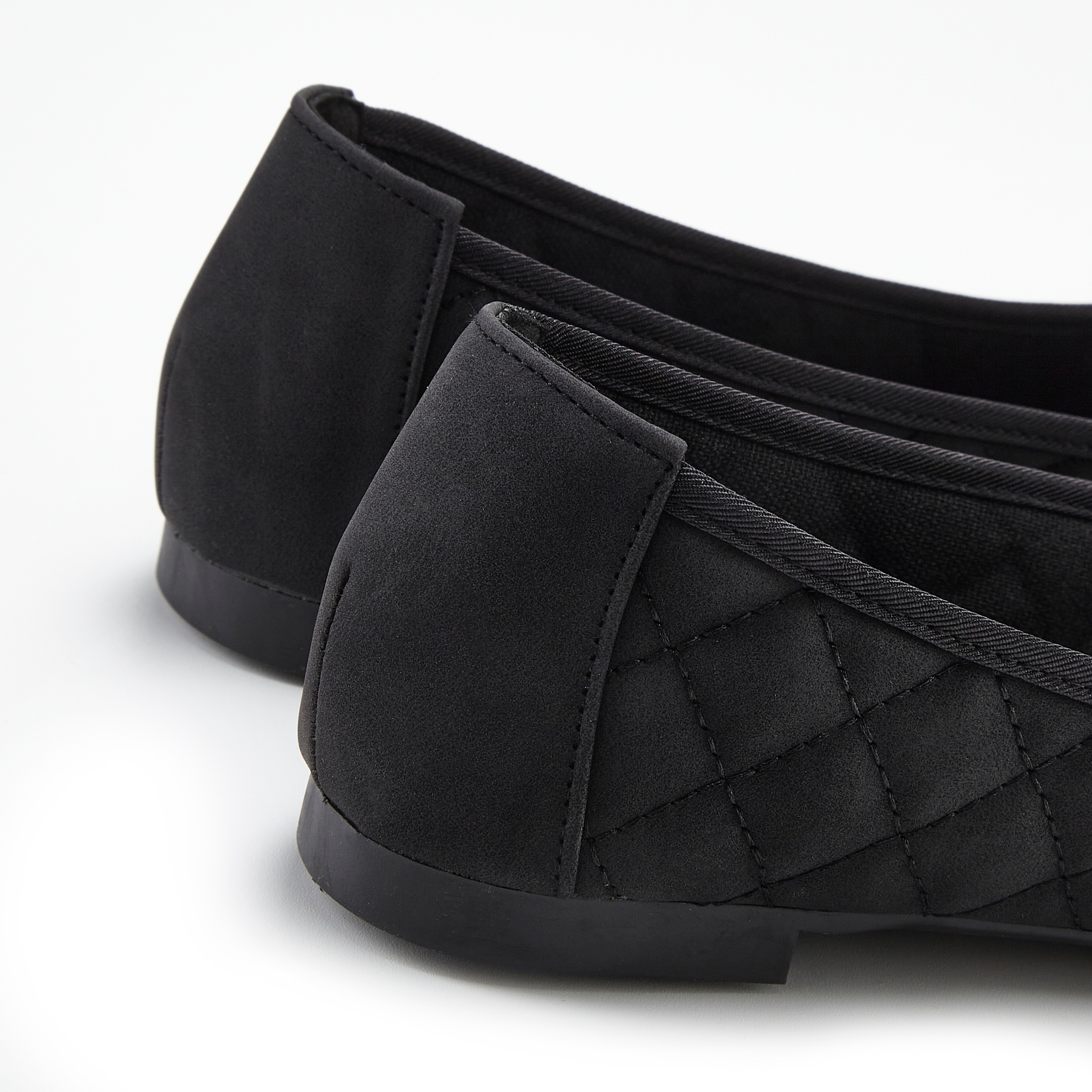 Ballerina LASCANA "Slipper, Schlüpfschuh", Damen, Gr. 37, schwarz, Obermaterial: 100% Lederimitat. Decksohle: 100% Textilmaterial. Futter: 100% Textilmaterial. Laufsohle: 100% Synthetik, unifarben, Schuhe Ballerina, mit Schleifenapplikation VEGAN 3