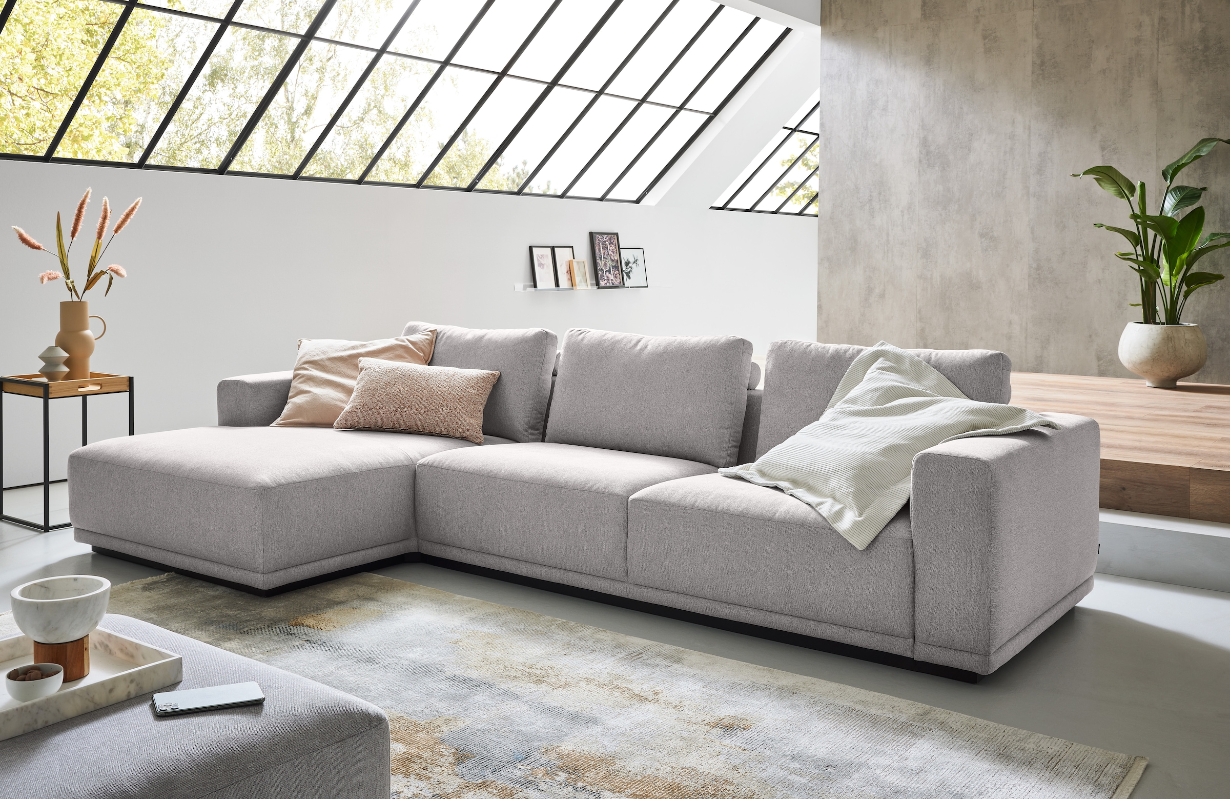 Musterring Ecksofa "JustB PM200, Holzrahmen in schwarz, wahlw. Sitzvorzug, Breite 316cm" Anreihsofa rechts & Longchair links, mit elektrischem Sitzvorzug