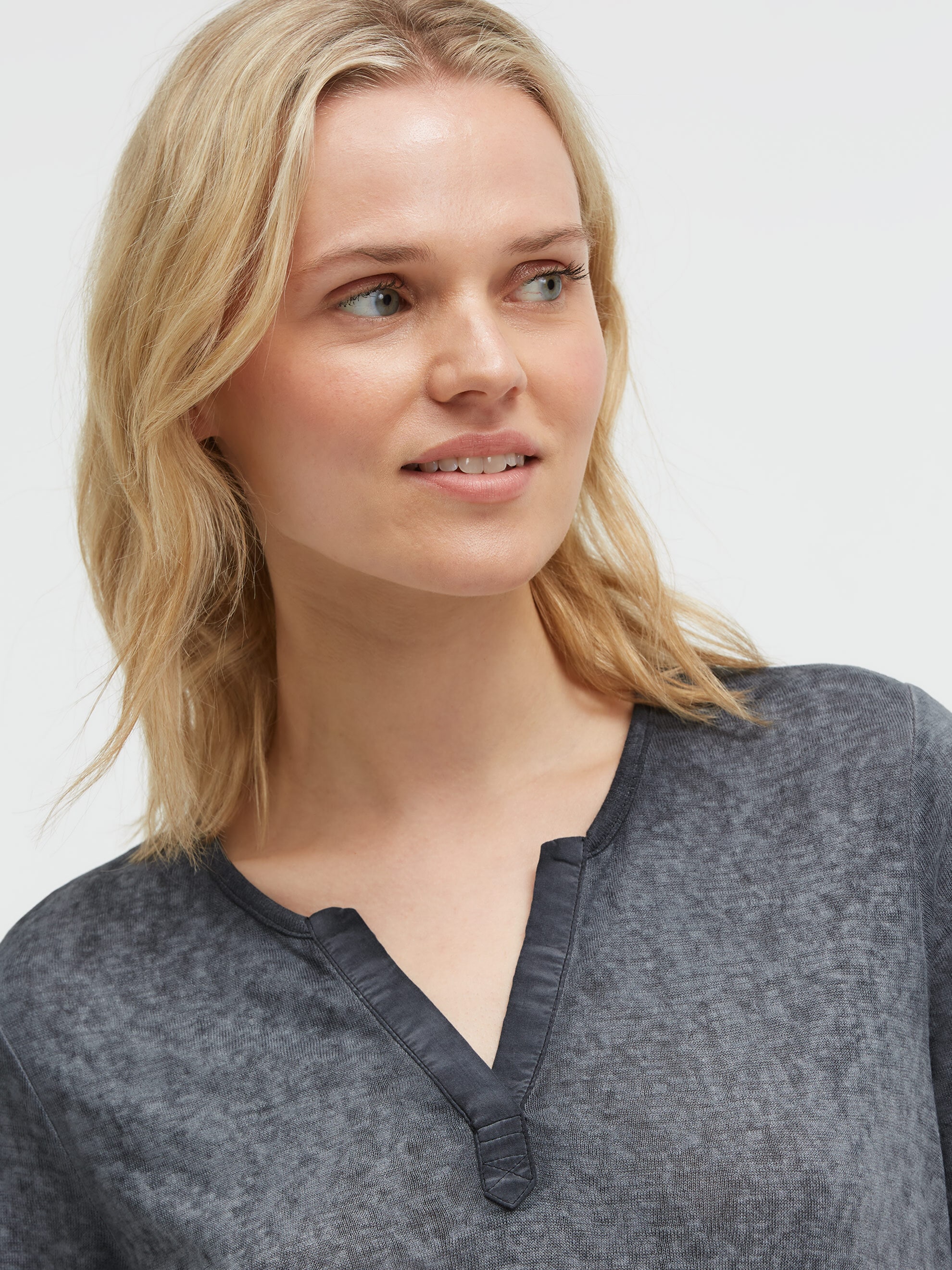 SOCCX V-Shirt mit fixierten Turn-Up-Ärmeln