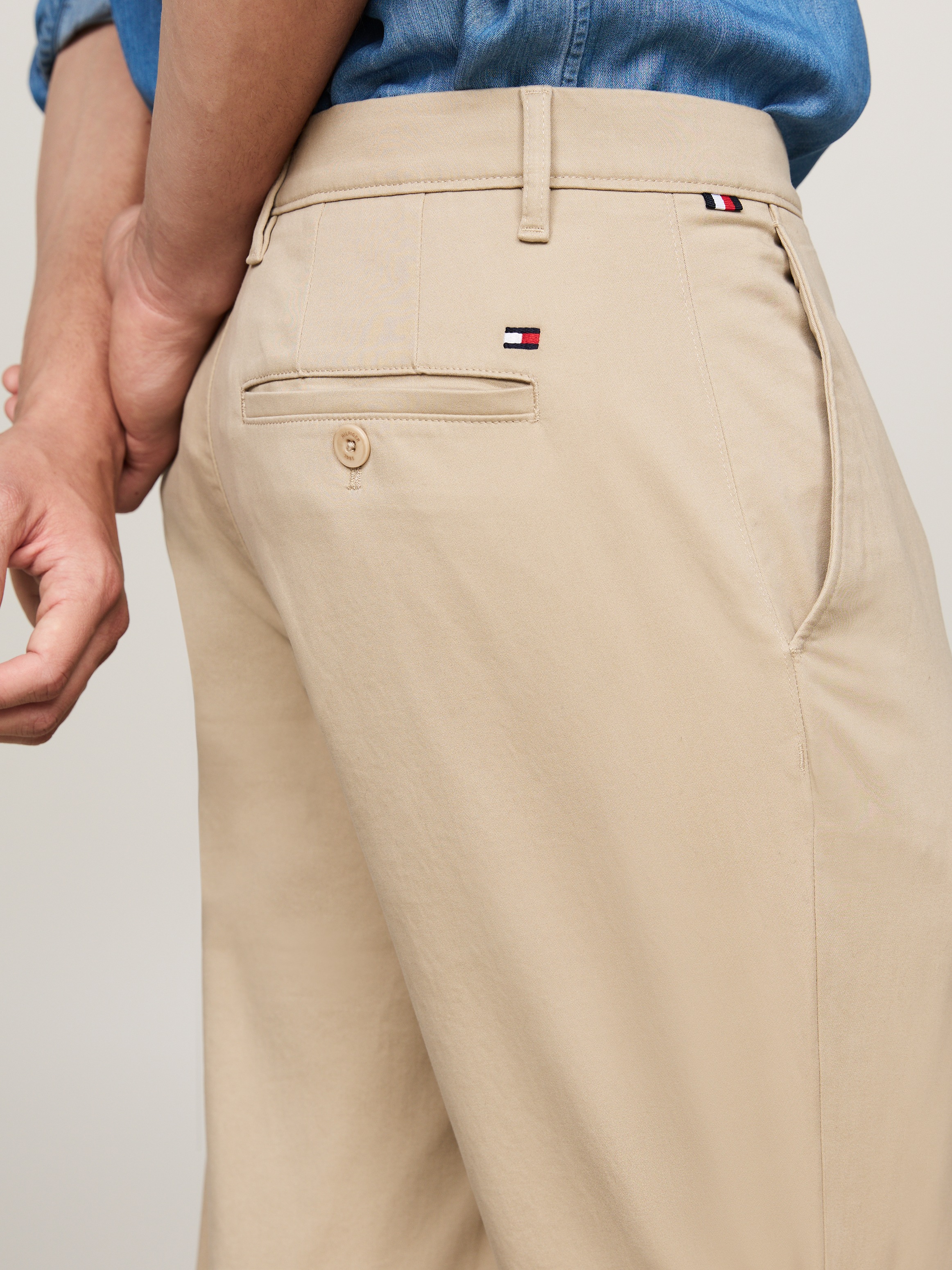 Tommy Hilfiger Chinohose »DENTON CHINO SATIN«, mit Gesäßtaschen mit Knopf, Logostickerei