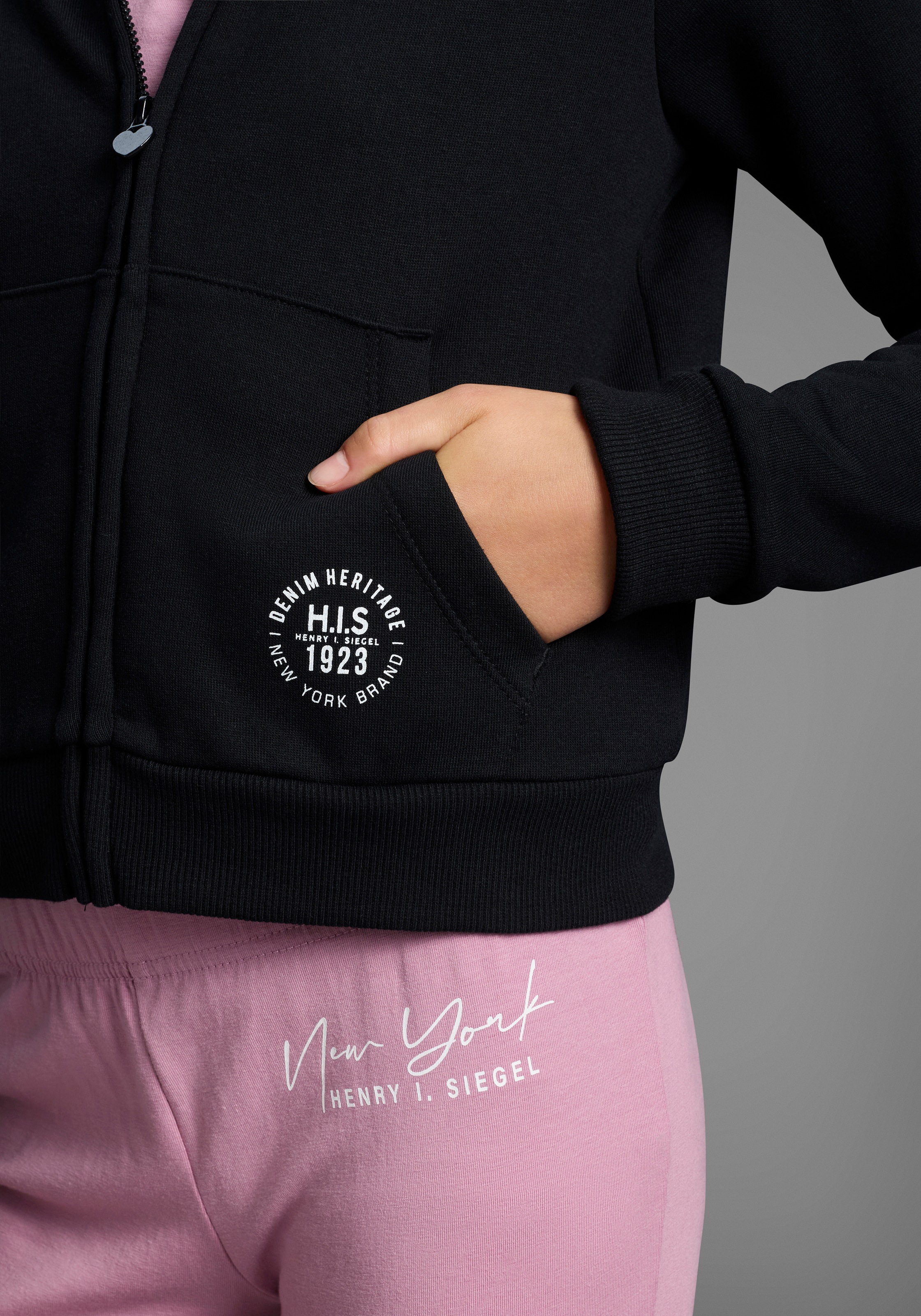 Thumbnail - H.I.S Kapuzensweatjacke "Kurzgeschnittene Sweatjacke mit Logoprint für Mädchen" Für TEENS. Sweatjacke in modischer Kurzf...