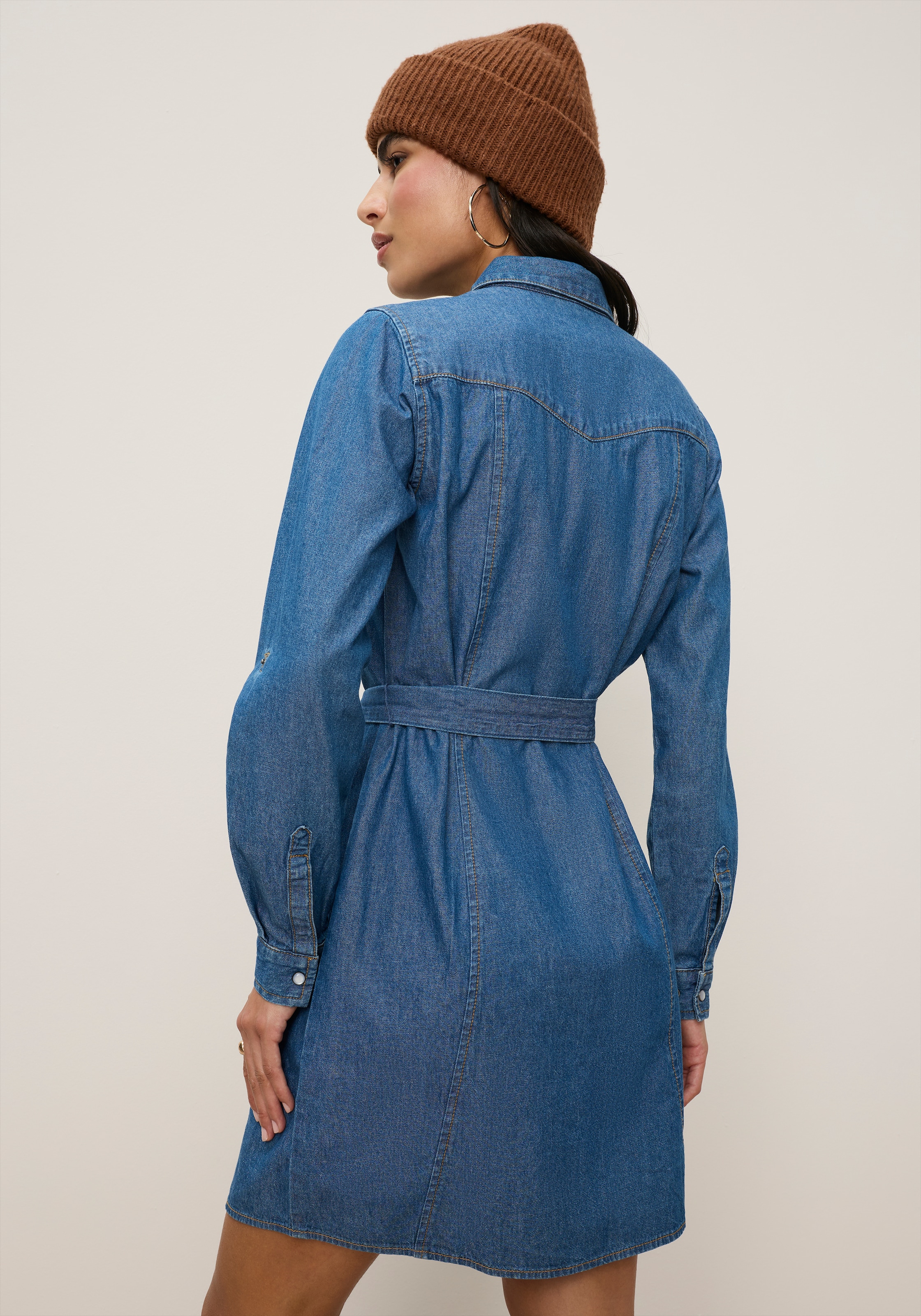 Tamaris Jeanskleid »aus Baumwoll-Denim mit praktischen Taschen« Brusttaschen | Klappentaschen mit Hemdblusenkragen, figurbetonte Passform