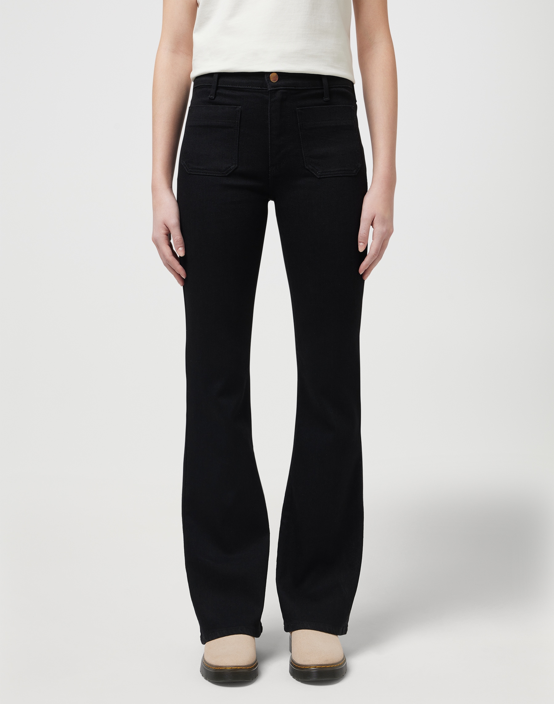 Wrangler "Flare" im Retro-Design mit ausgestelltem Bein