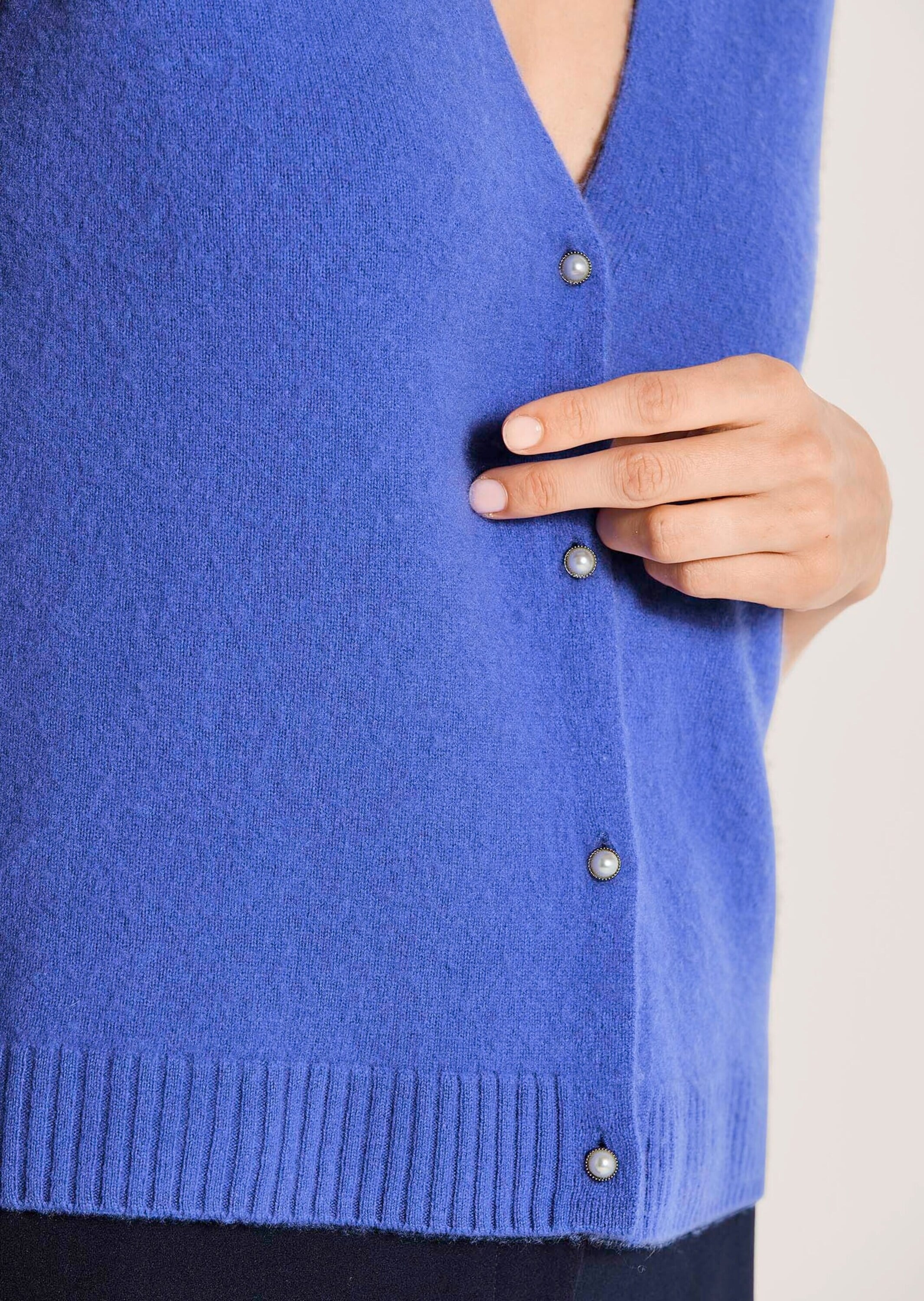 MADELEINE Strickjacke »Strickweste Schurwoll-Kaschmir-Weste mit V-Ausschnitt«