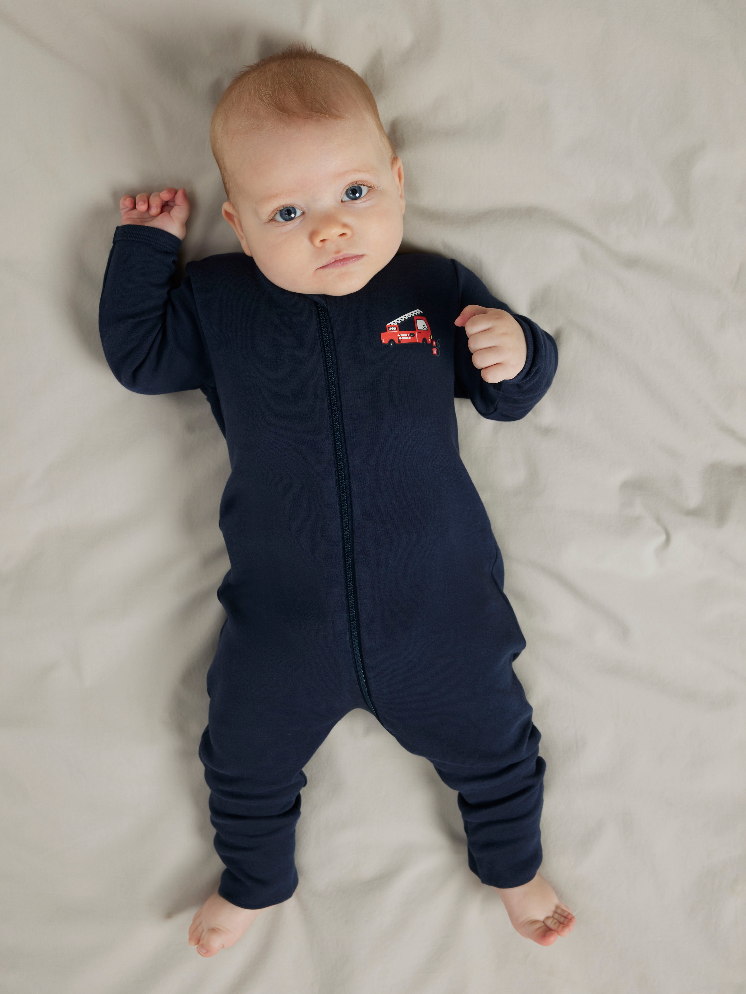 Name It Schlafanzug »NBMNIGHTSUIT 2P ZIP FF FIRETRUCK NOOS« Packung, 2 tlg. aus Baumwolle, bequeme Passform, mit Reißverschluss und Kinnschutz