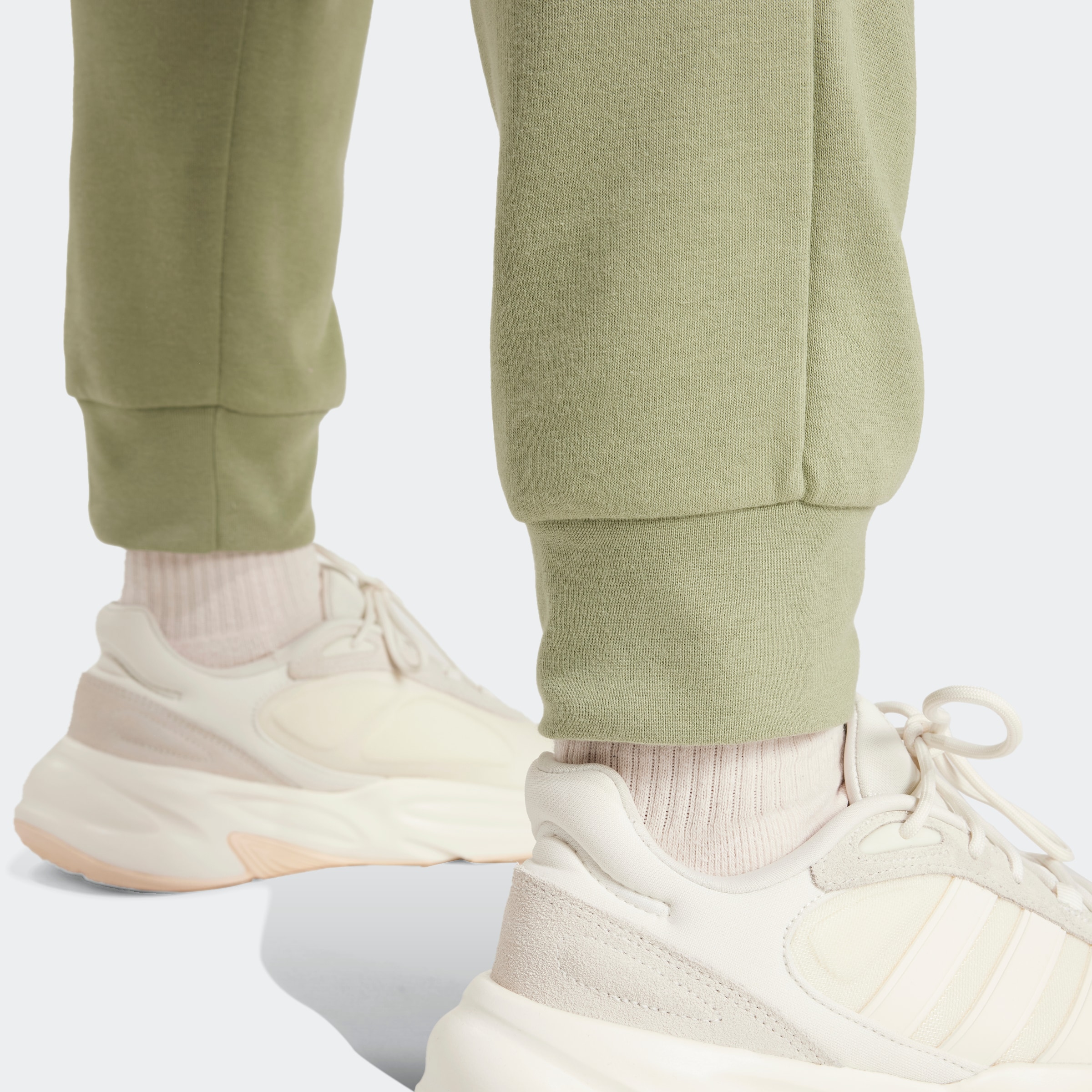 adidas Sportswear Sporthose »ESSENTIALS FLEECE REGULAR TAPERED CARGOHOSE«, (1 tlg.)