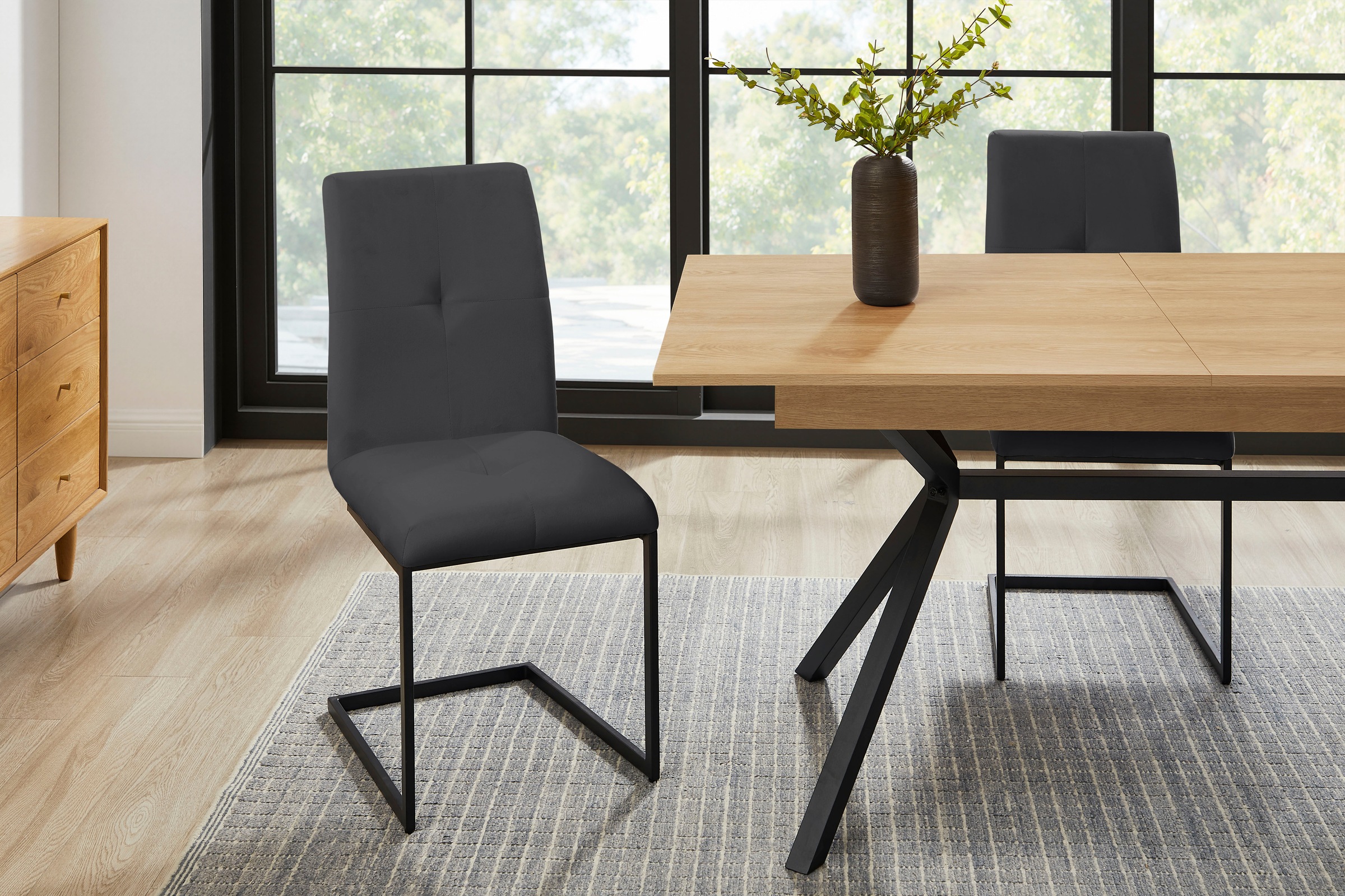 OTTO home Esszimmerstuhl »Vendy«, (Set), 2 St., Samtstoff Velvet, mit verstellbaren Füßen und robustem, pulverbeschichtetem Gestell.