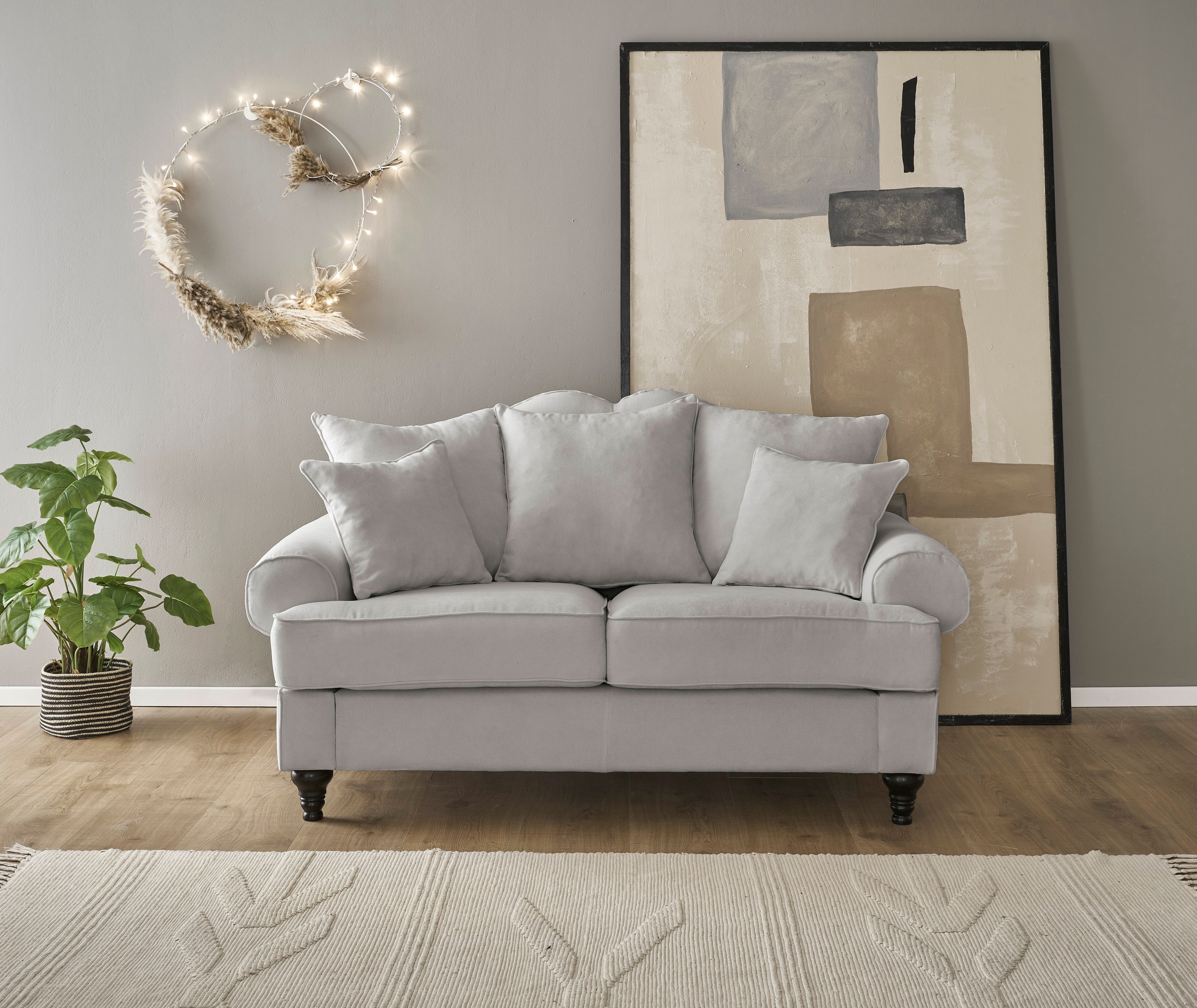 OTTO home 2-Sitzer "Westminster, Sofa im Landhausstil, Couch mit Zierkissen" Federkern-Polsterung, gedrechselter Fuß, hochwertiger Microfaserbezug