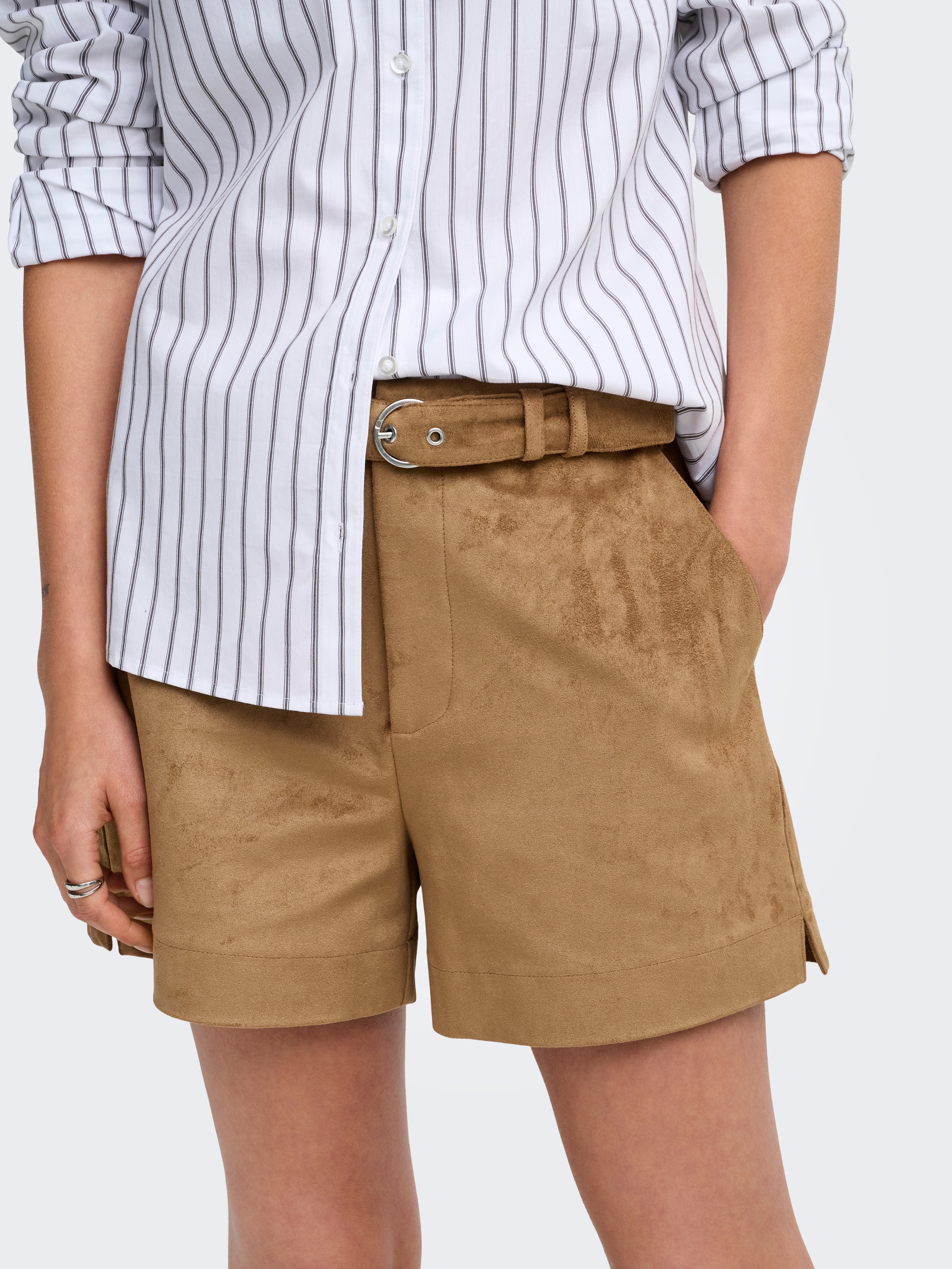ONLY Shorts »ONLTAVIA HW FAUX SUEDE BELT SHORTS PNT«  Materialmix, Wildlederimitat, mit Gürtel