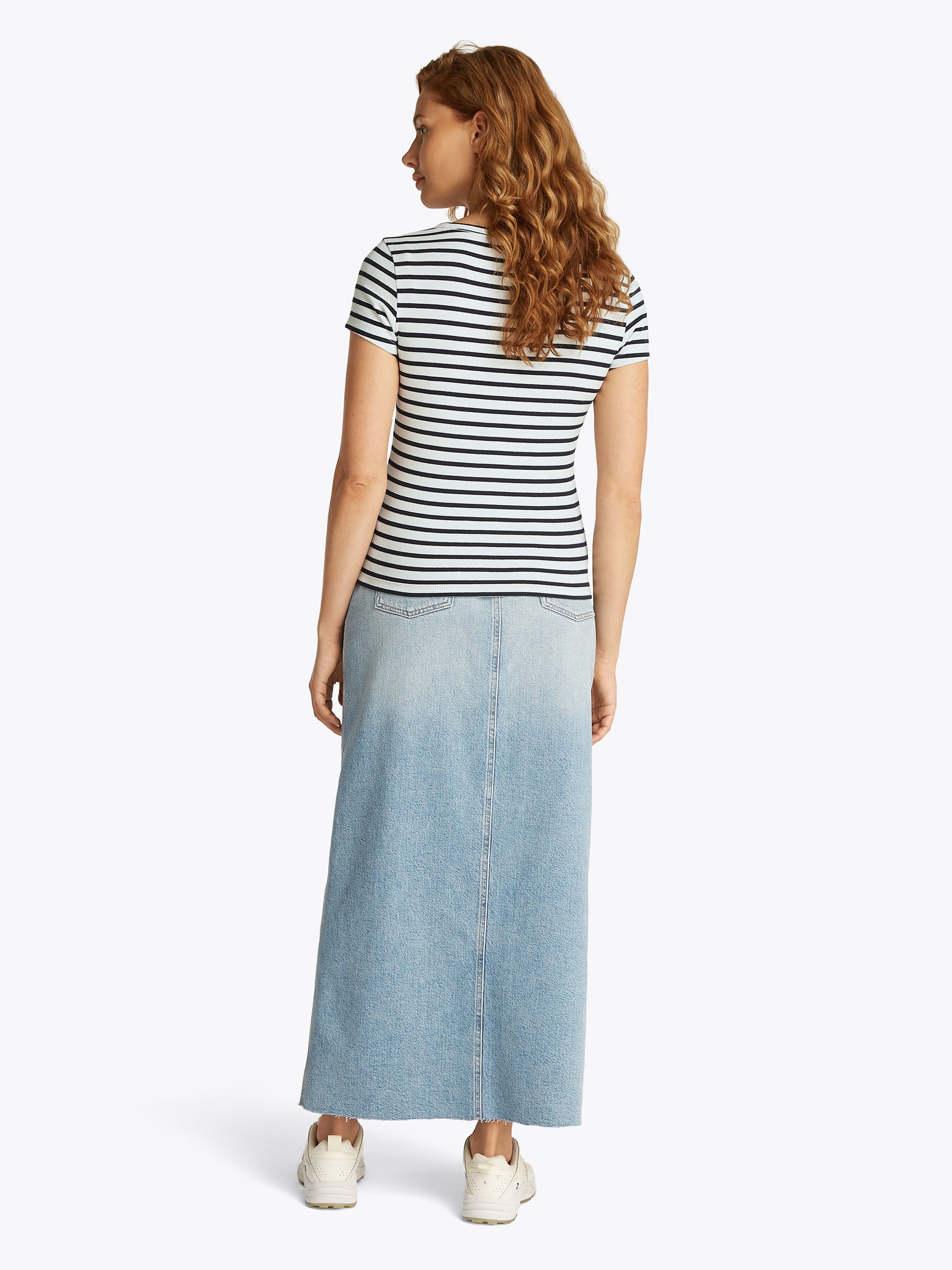 Tommy Jeans Kurzarmshirt »TJW SLIM ESSENTIAL RIB V SS«, in gerippter Struktur