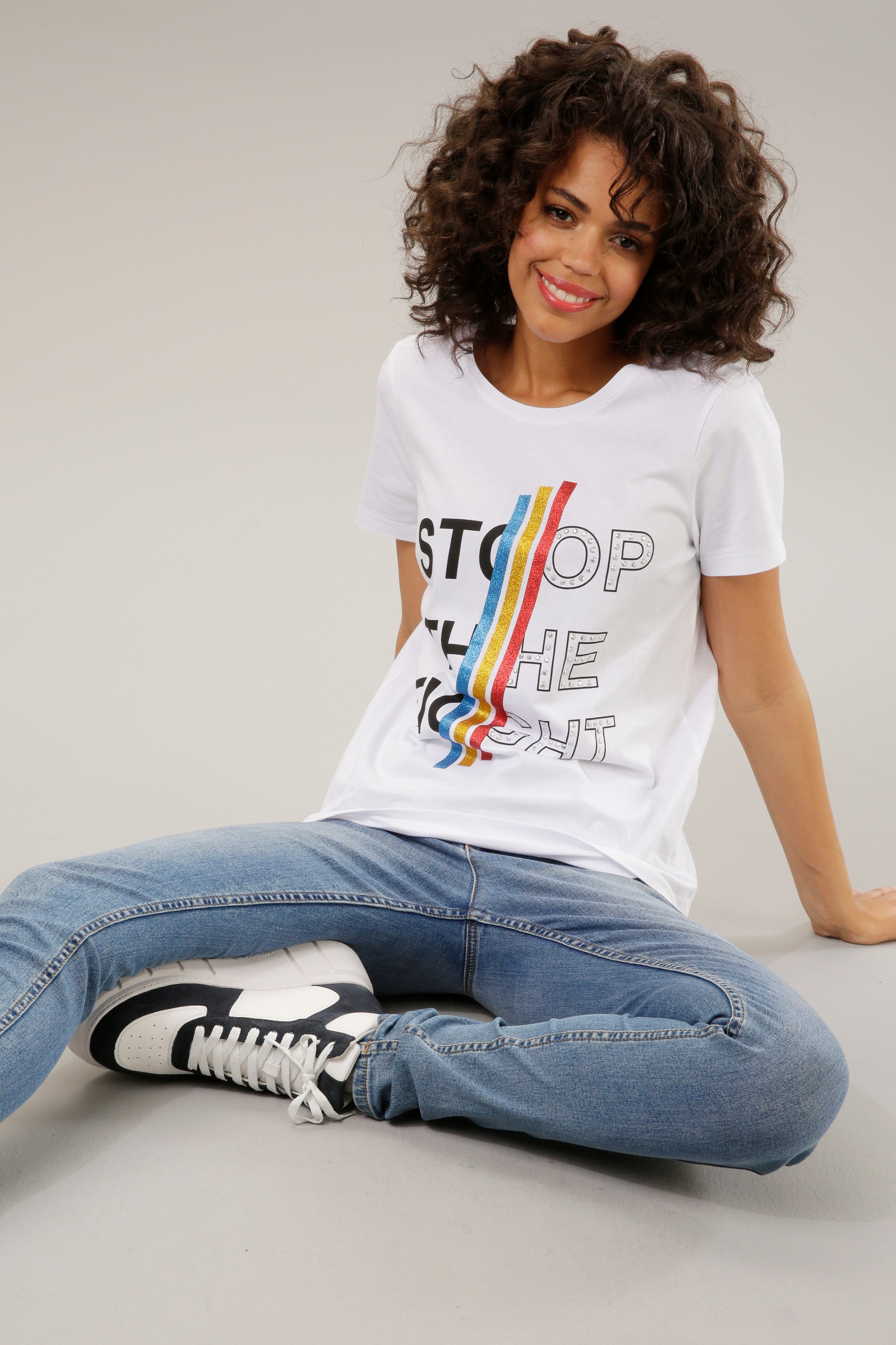 Aniston CASUAL Print-Shirt, mit BAUR - und NEUE Nieten bestellen | bunten Glitzerstreifen, für Schriftzug KOLLEKTION