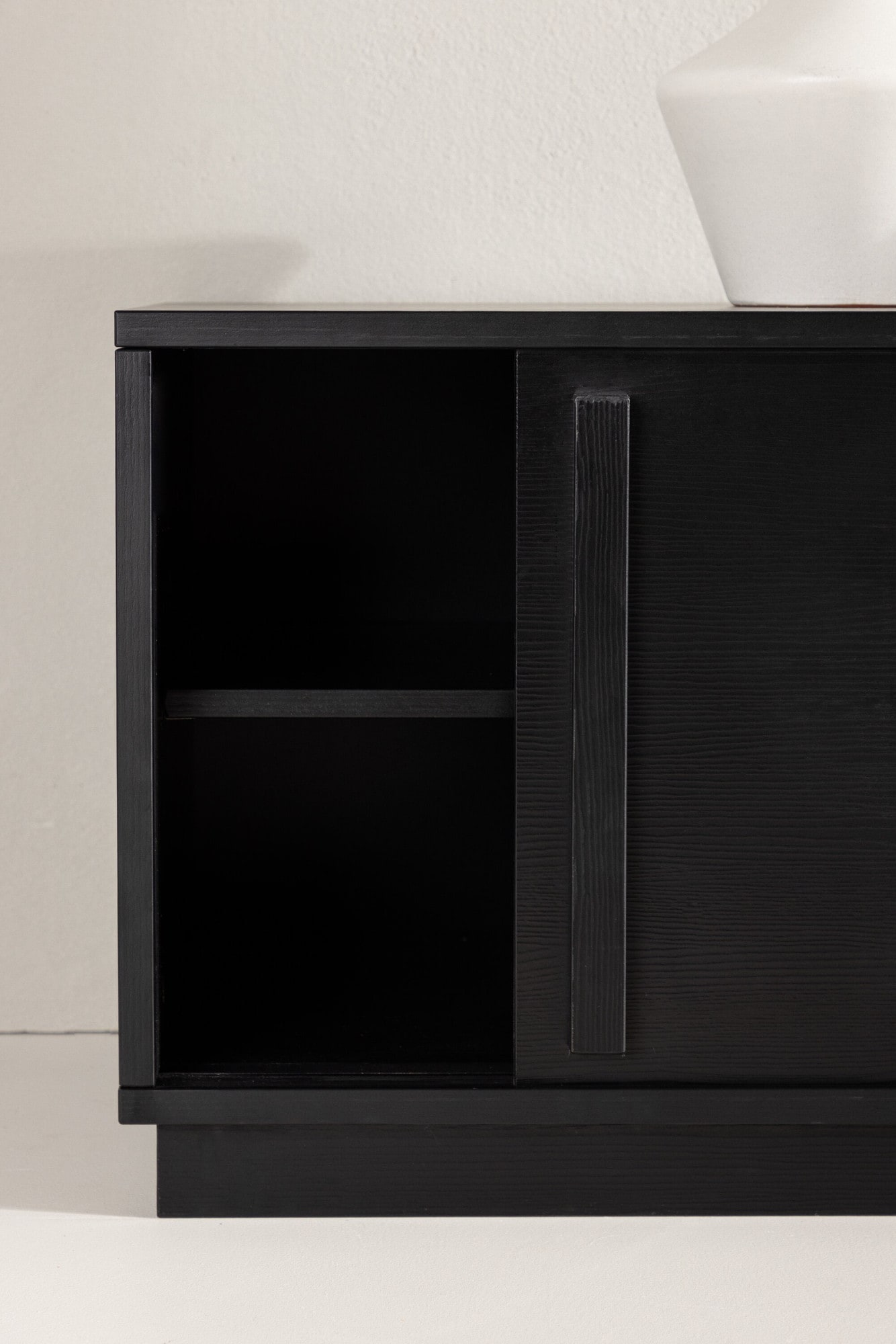 Venture Home TV-Bank »Lugo, TV-Bank, Skandinavisch, Breite 180 cm« TV-Möbel, Lackierung, dunkel, wohnlich, stilvoll, einladend