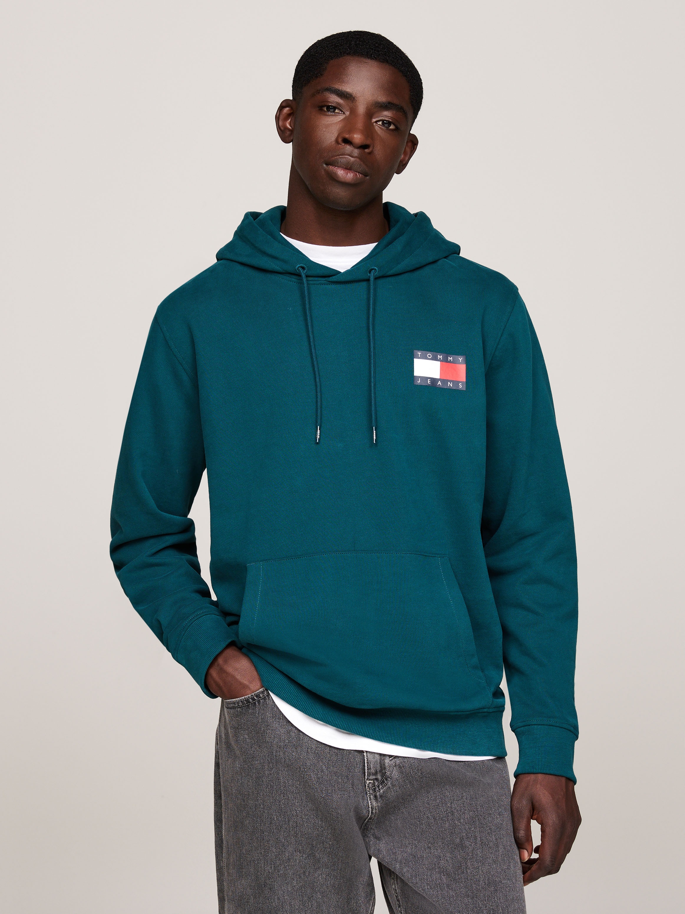 TOMMY JEANS Sweatshirt »TJM REG ESSENTIAL FLAG HOOD EXT«, mit bedruckten Markenlogo auf Brusthöhe