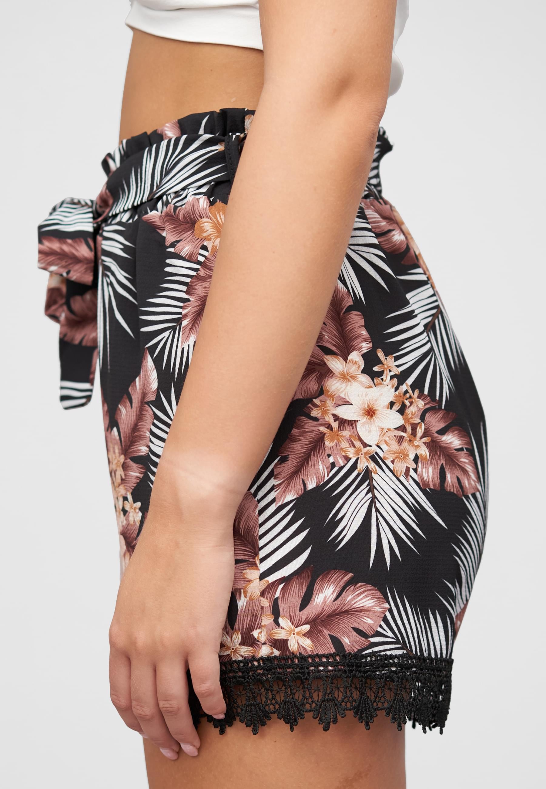 CLOUD 5IVE Shorts »CLOUD 5IVE Häkelbordüre und Bindegürtel«