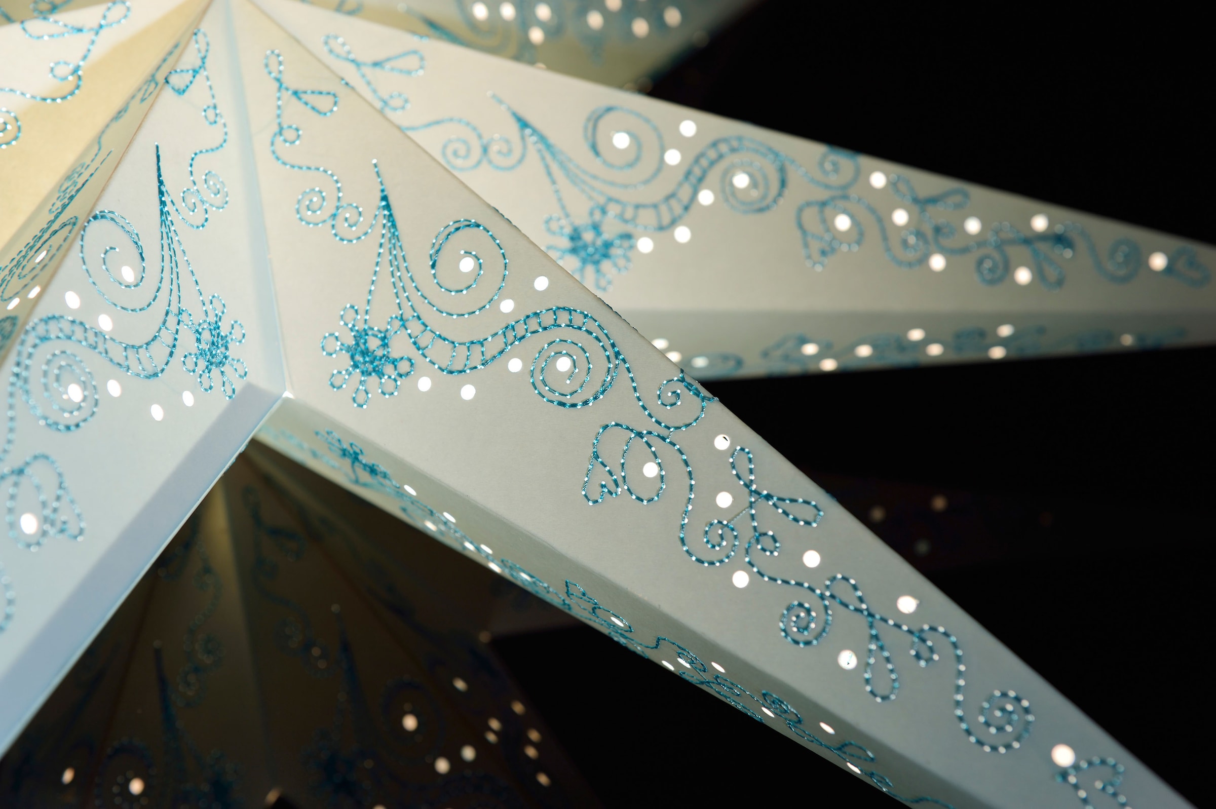 KONSTSMIDE Dekostern »Weihnachtsstern, Weihnachtsdeko«, (1 St.), Papierstern, LED Stern, perforiert und blau bestickt, 7 Zacken