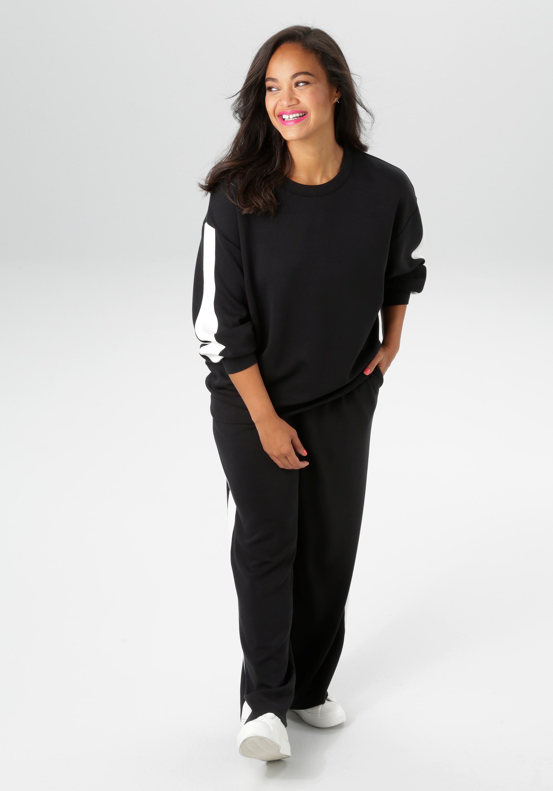 Aniston PLUS Sweatshirt, mit trendigen Seitenstreifen günstig online kaufen