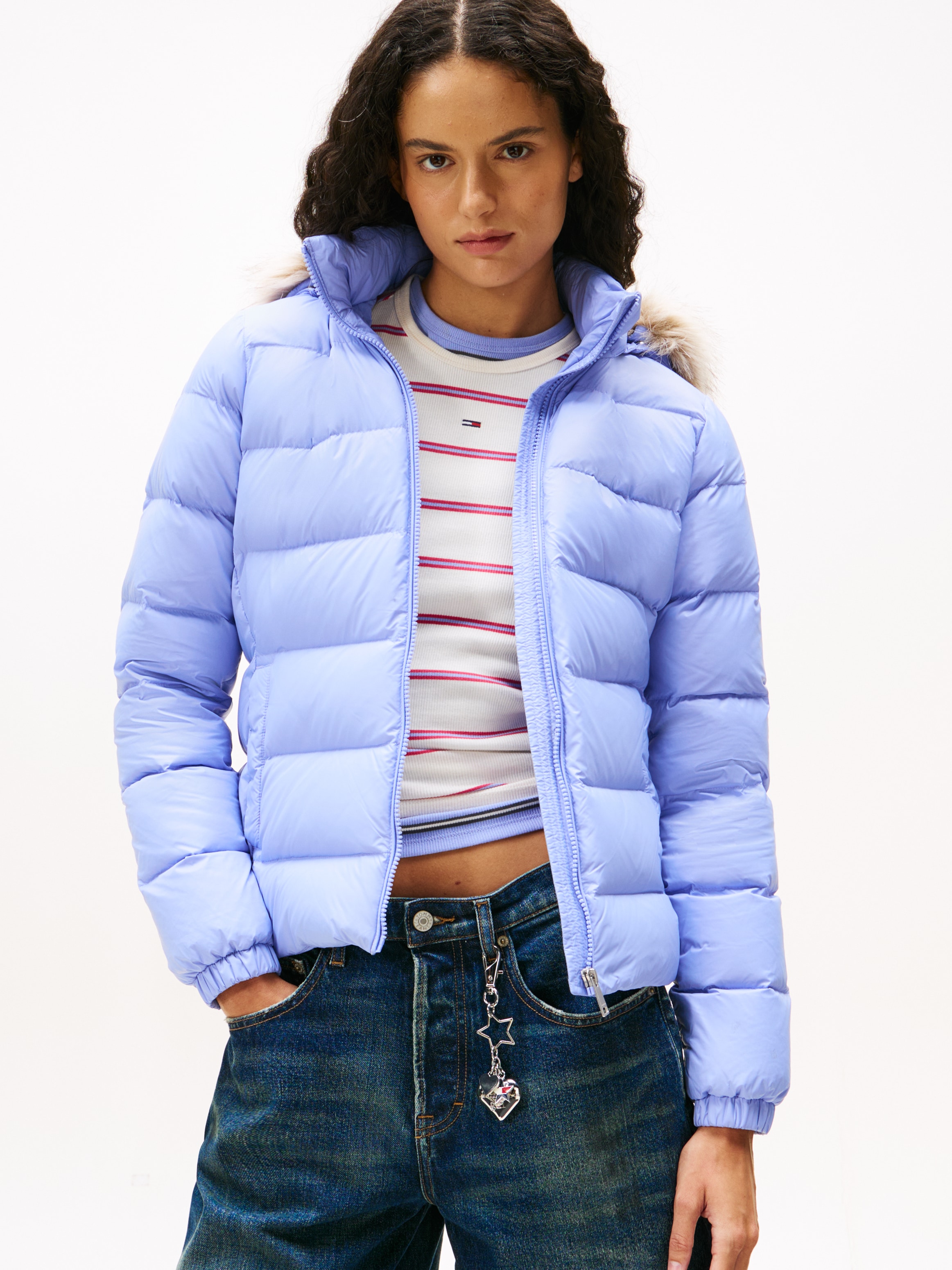 Tommy Jeans "TJW BASIC HOODED DOWN JACKET EXT" mit Kapuze mit Logostickerei günstig online kaufen