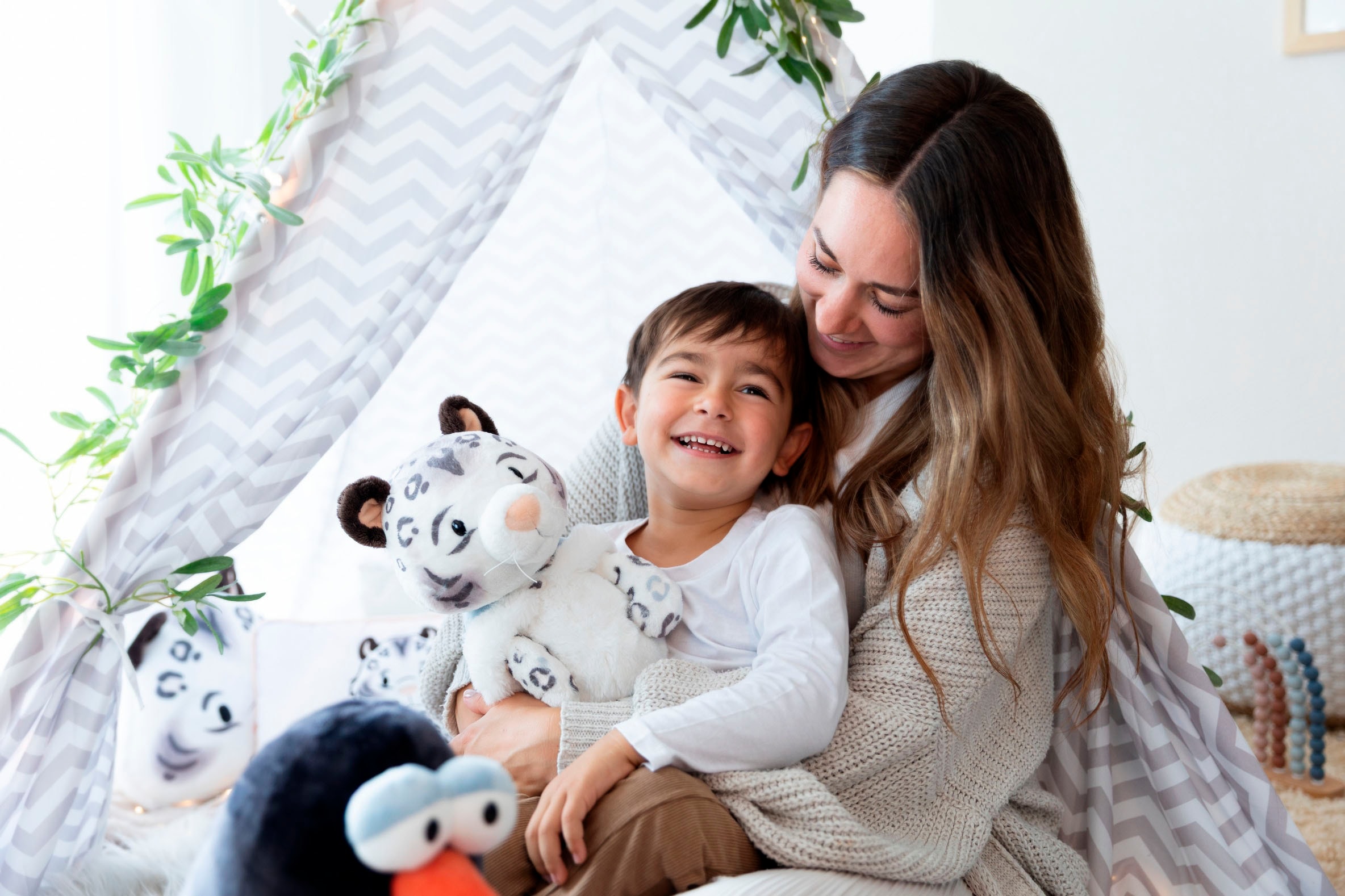 Nici Kuscheltier »Winter, Schneeleopard Eleni Snowbell, 35 cm schlenkernd« schlenkernd; enthält recyceltes Material