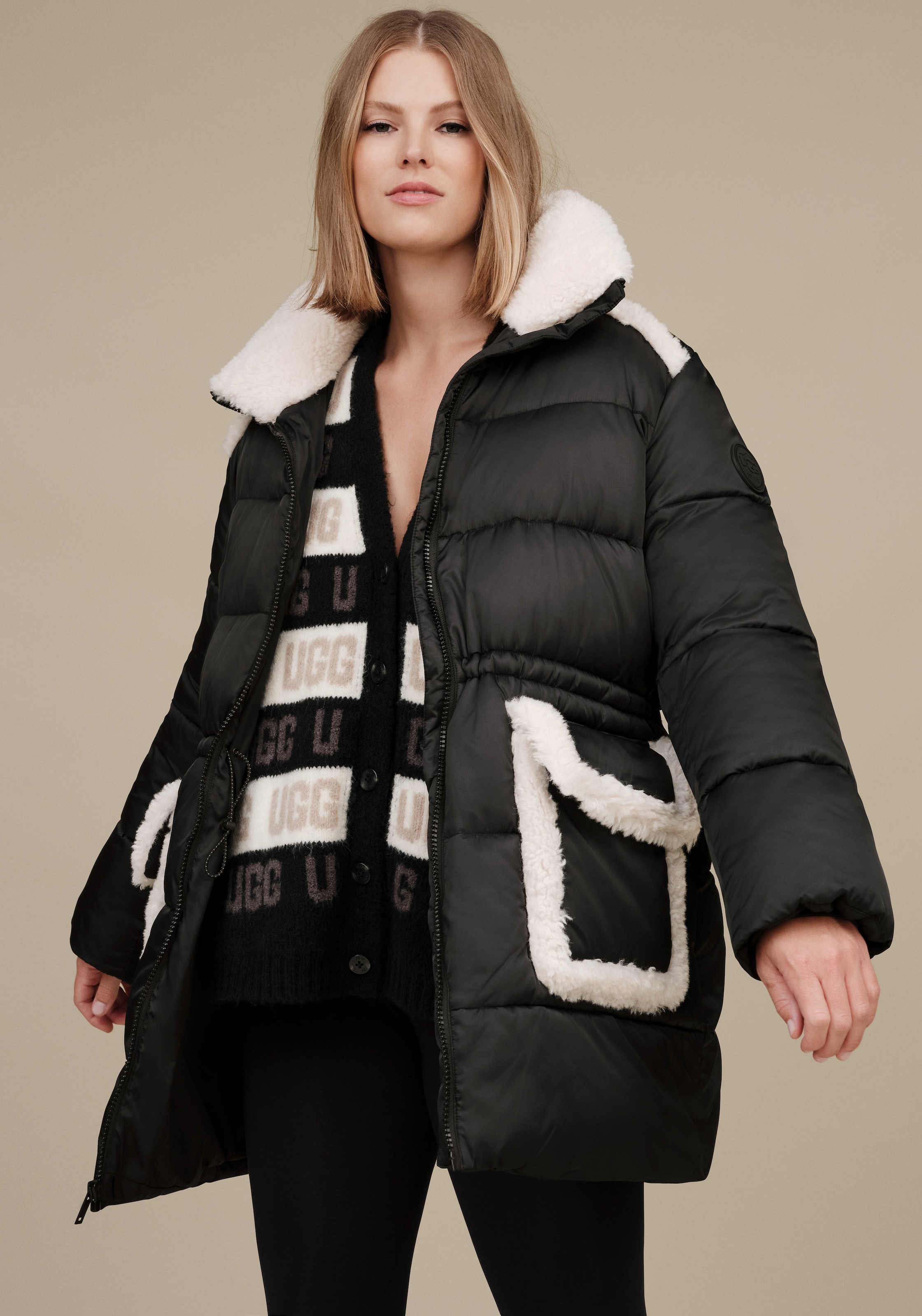 UGG Steppmantel "W AMAL PLUSHSEAM PUFFER COAT", mit Plüschapplikationen