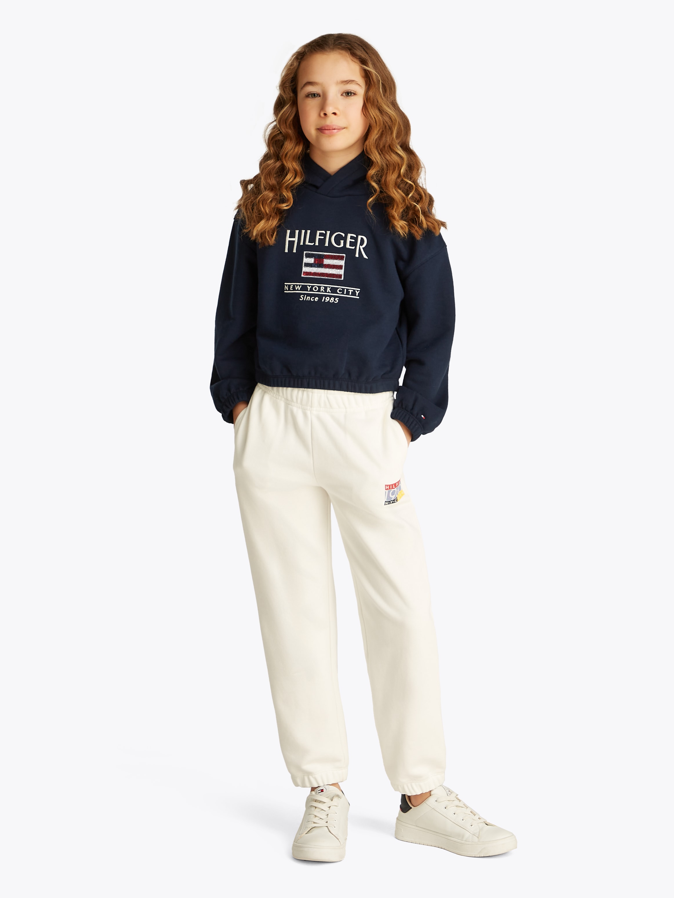 Tommy Hilfiger Kapuzensweatshirt »HILFIGER SEQUIN FLAG HOODIE«, mit Pailetten, mit Logostickereien