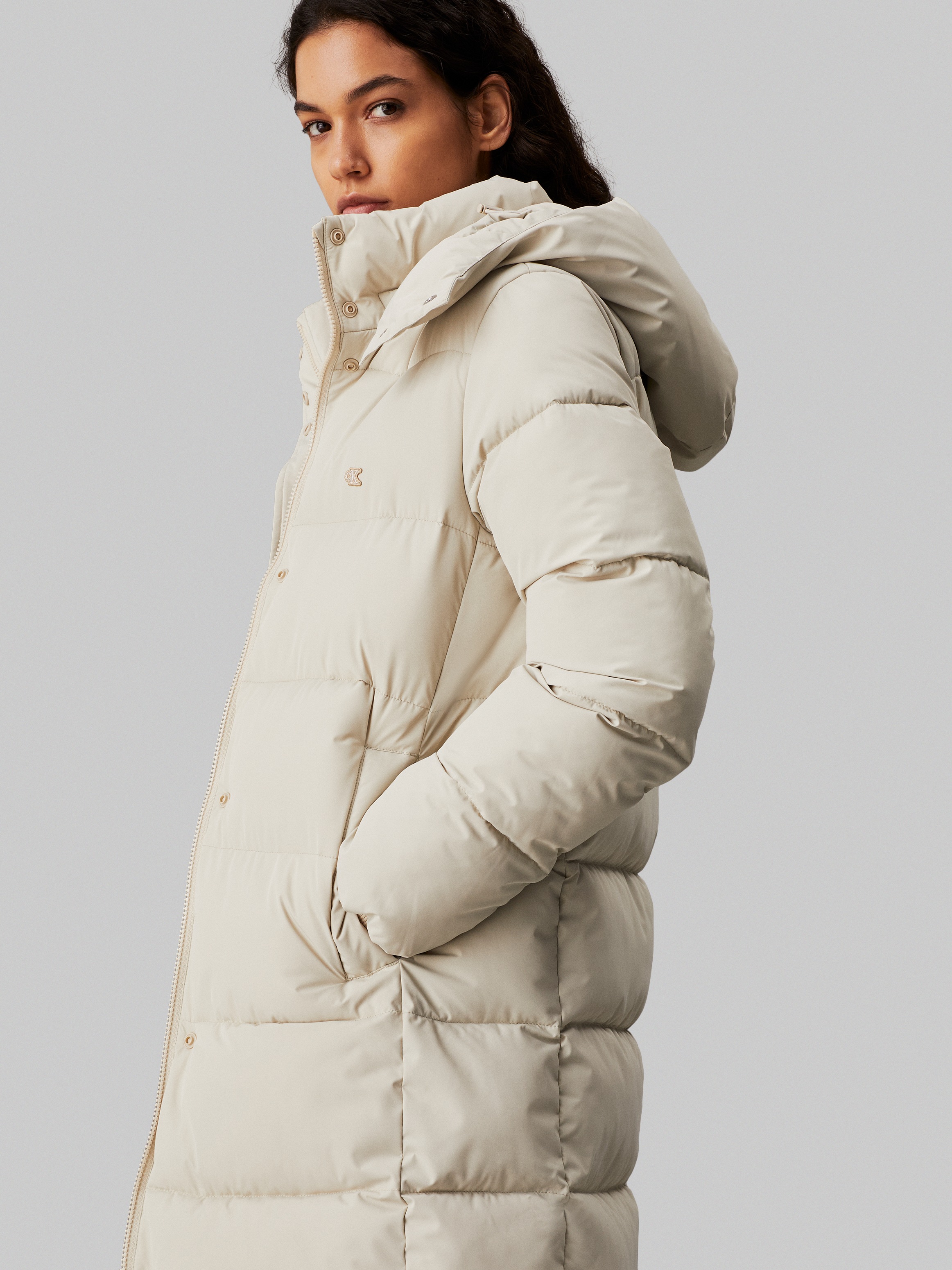 Calvin Klein Jeans Langjacke »MONOLOGO NON DOWN LONG PUFFER«, mit Kapuze, mit gedrucktem Logomarkenlabel
