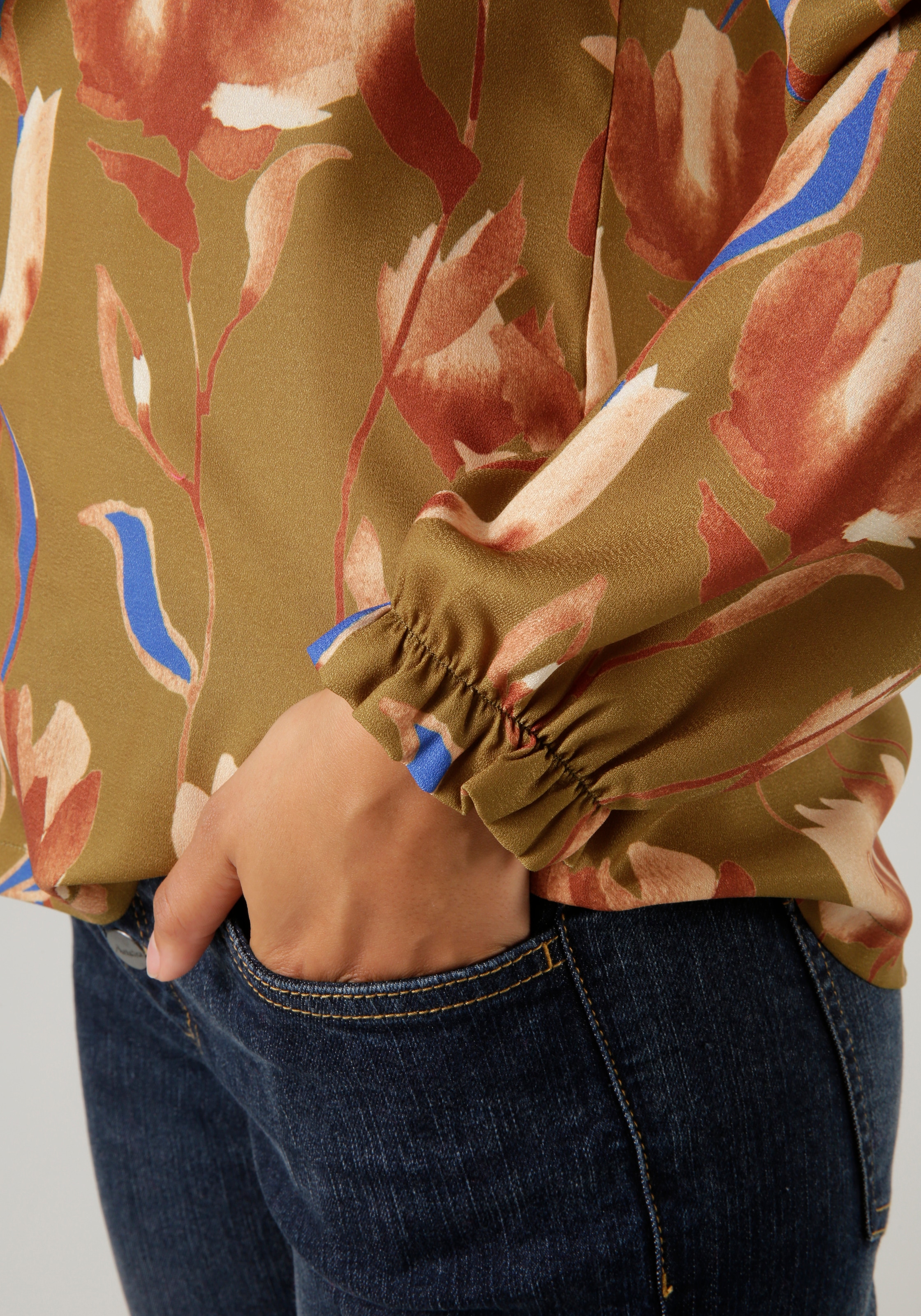 Aniston CASUAL Schlupfbluse, mit malerischem Blumendruck - jedes Teil ein Unikat