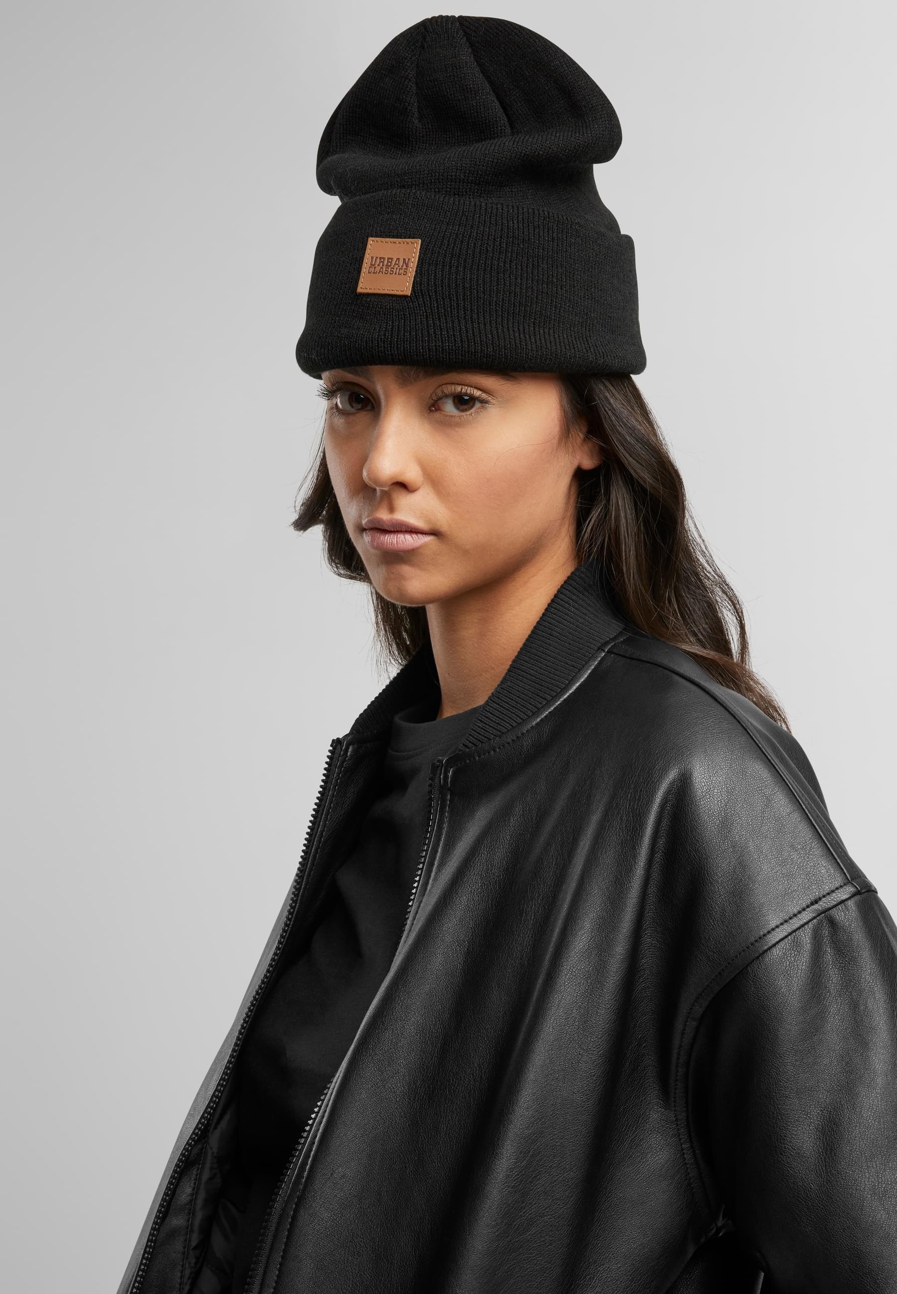 URBAN CLASSICS Beanie »Urban Classics Unisex Synthetic Leatherpatch Long Beanie«, (1 St.)