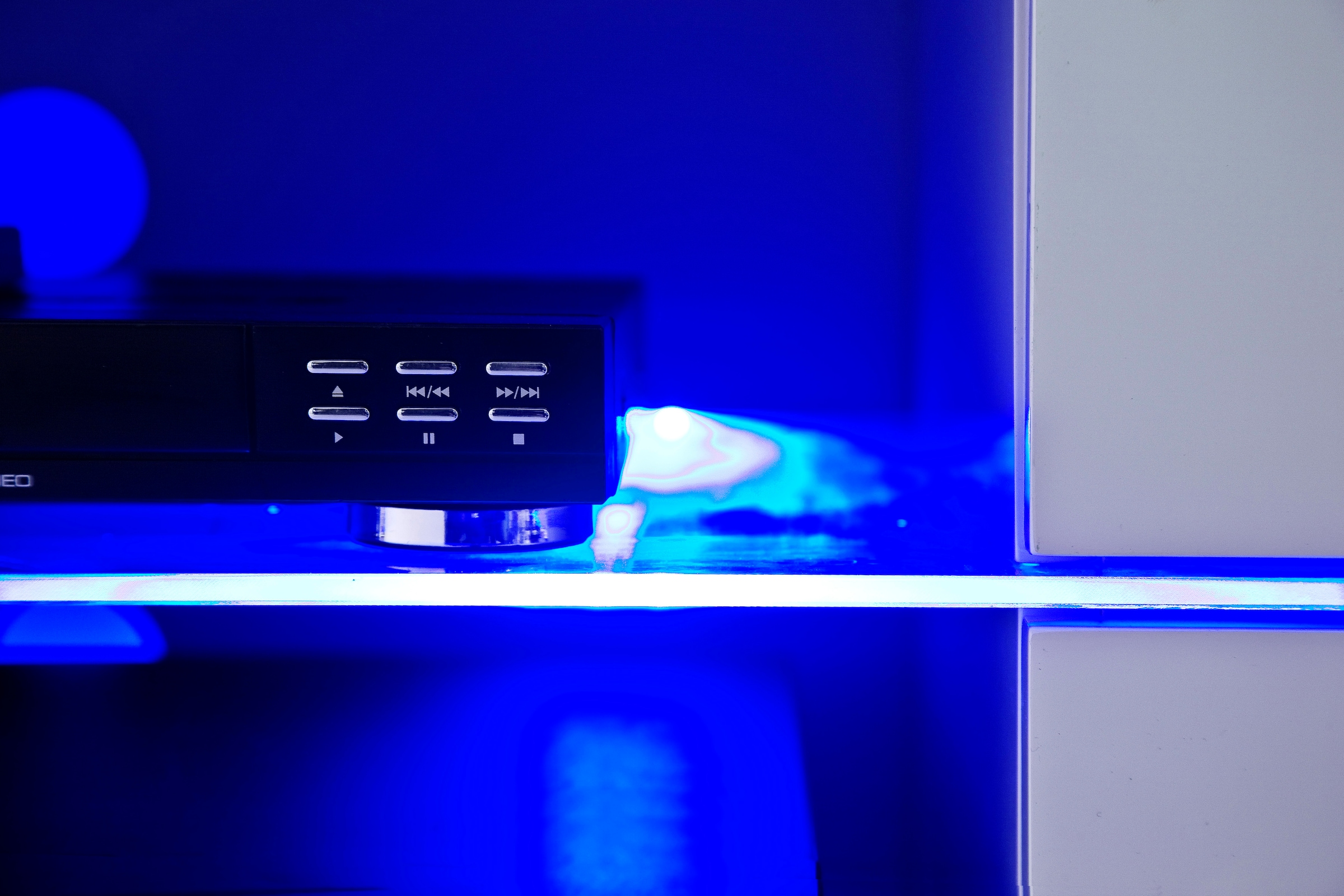 MCA furniture Lowboard »Blues«, mit LED Beleuchtung weiß hochglanz