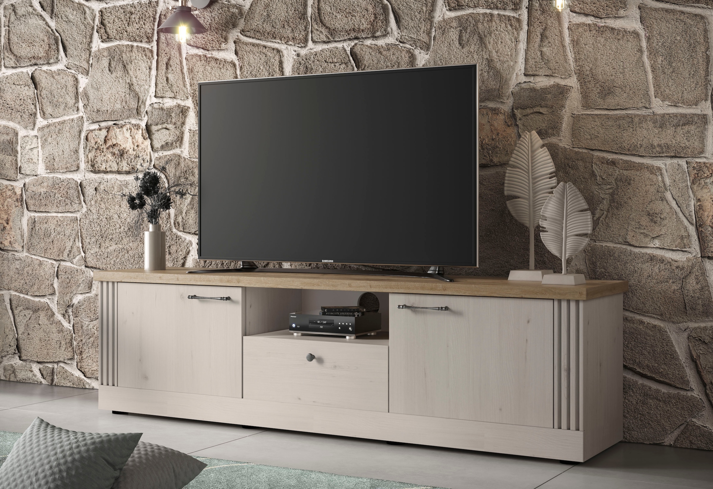 Home affaire Lowboard »Country Breite 211 cm, TV-Board 2 Türen u. 1 Schubkasten, TV-Schrank«, im Landhausstil, viel Strauraum, mit Metallgriffe, MDF Rahmen