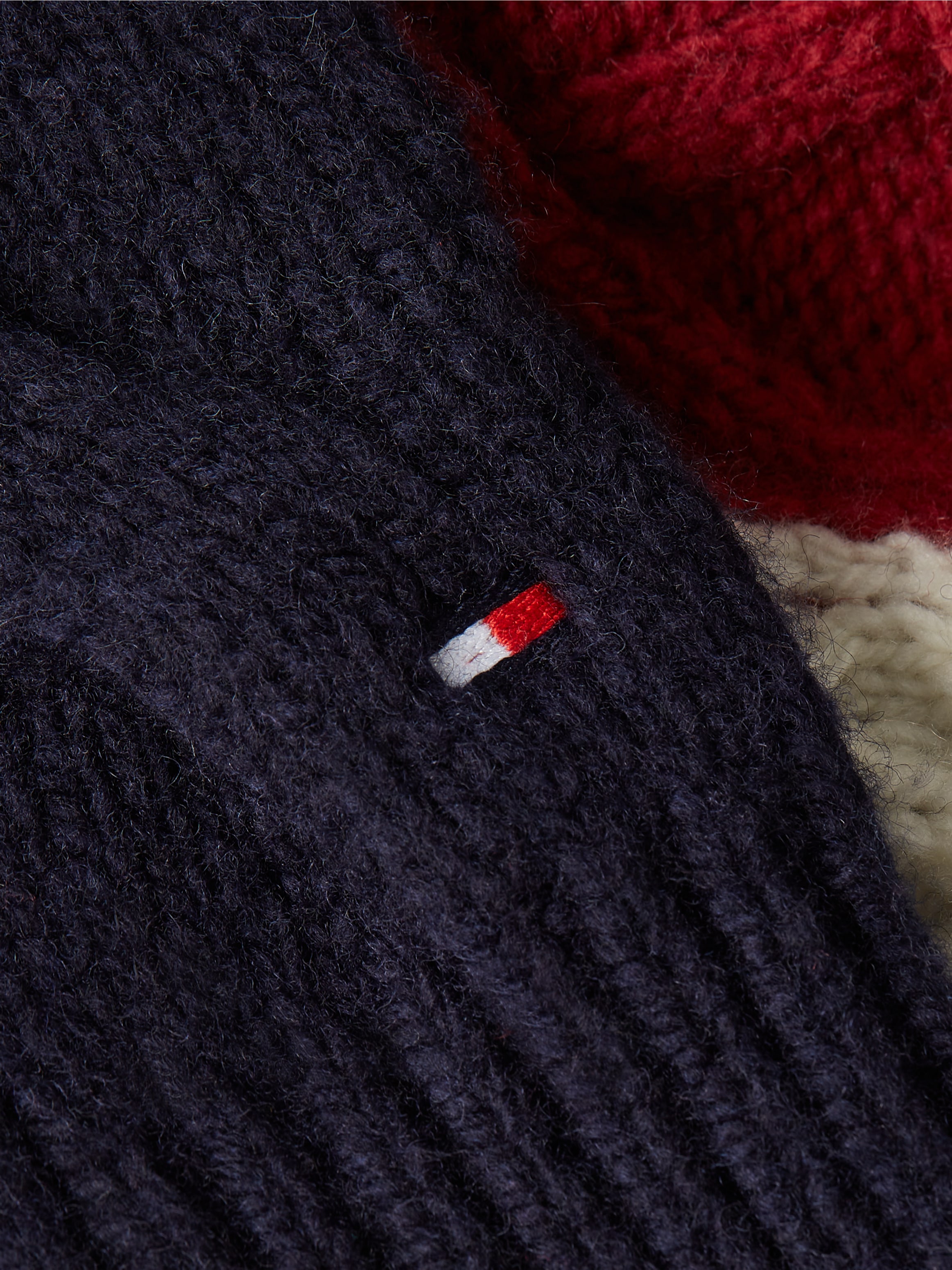 Tommy Hilfiger Rundhalspullover »CABLE FLAG SWEATER«, mit Colorblocking-Design vorne