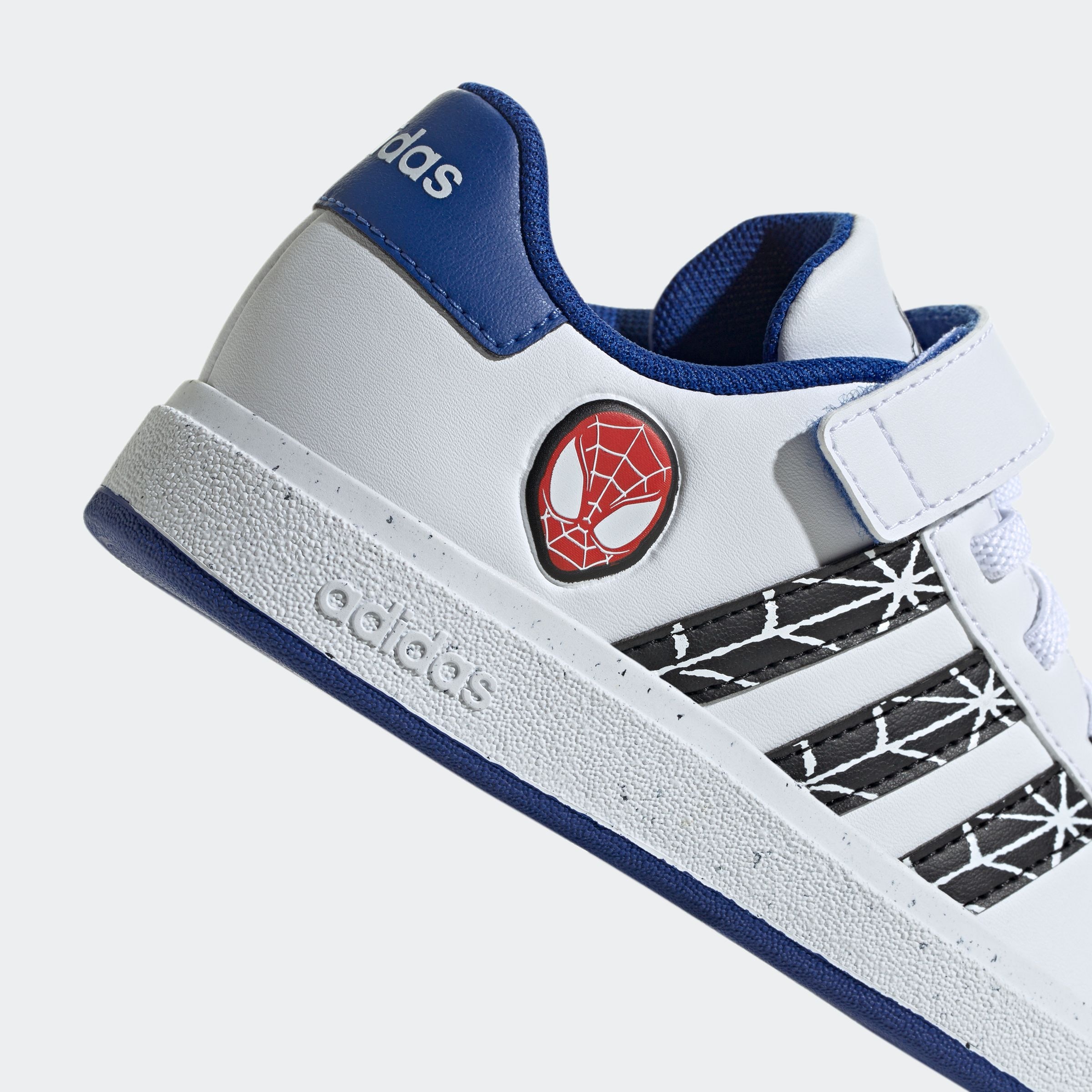 adidas Sportswear Sneaker »ADIDAS MARVEL SPIDER-MAN KIDS GRAND COURT SCHUH«, Design auf den Spuren des adidas Superstar