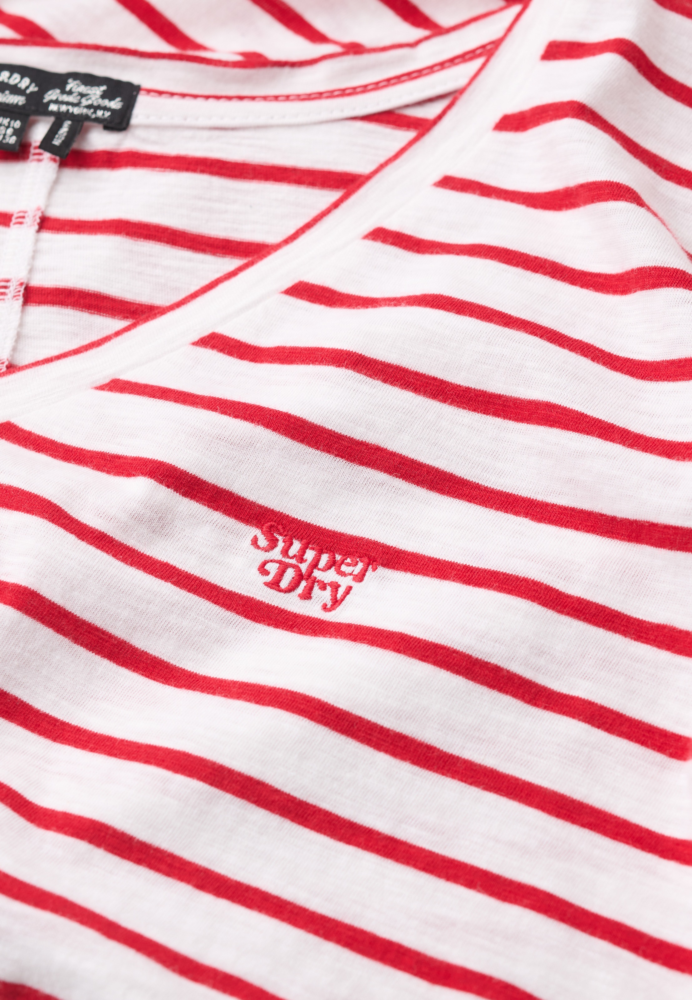 Superdry V-Shirt »STUDIOS SLUB EMB VEE TEE«, strukturiertes T-Shirt mit V-Ausschnitt und Stickerei