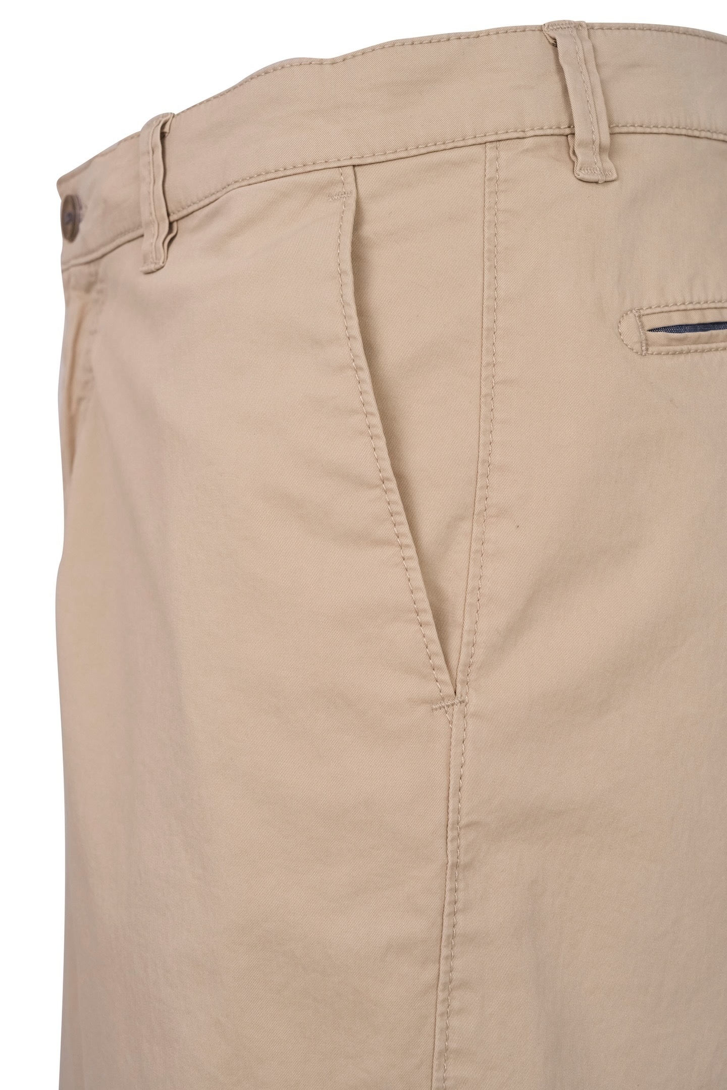 bugatti Bermudas, im lässigen Stil