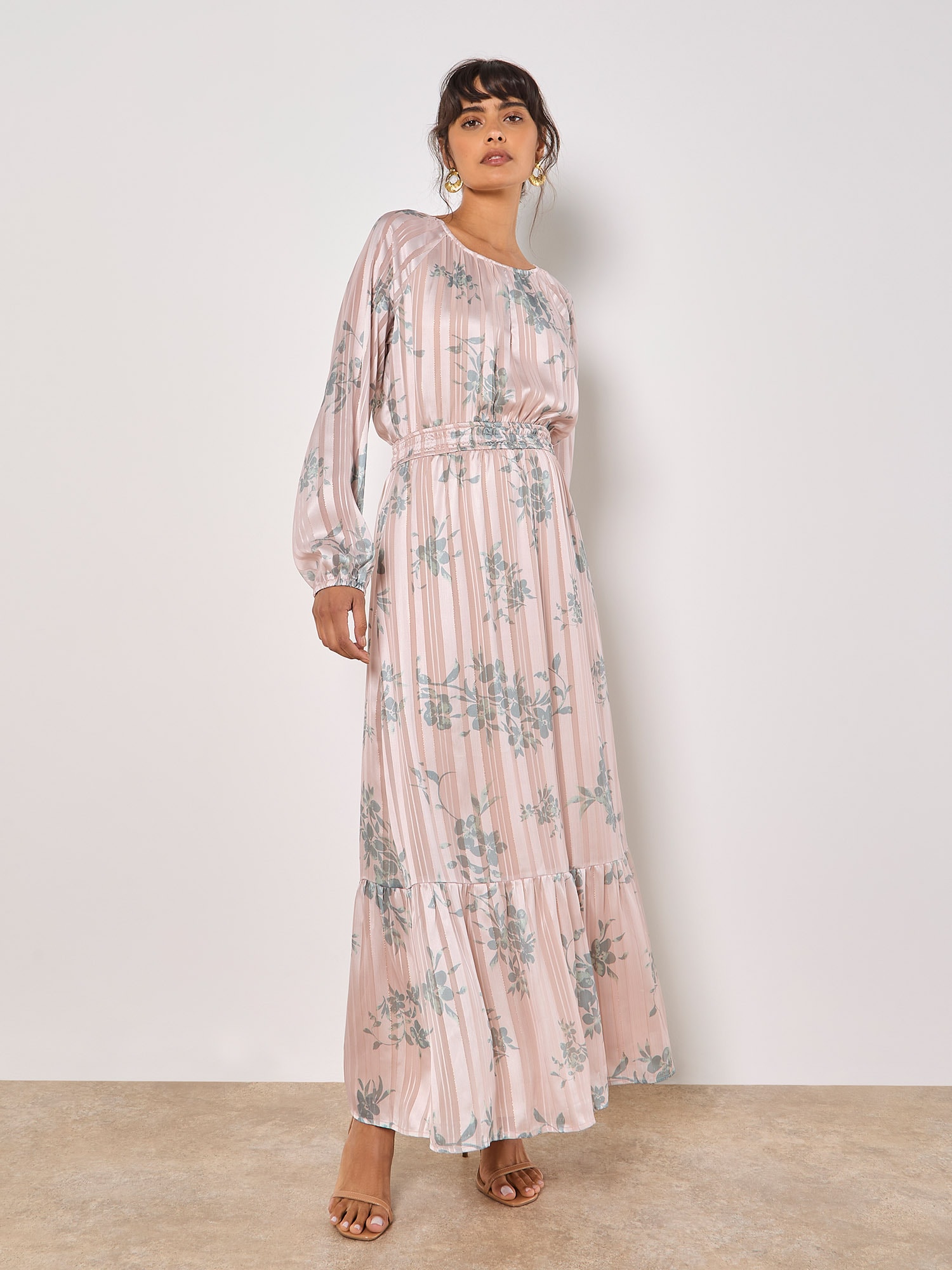 Apricot Strickkleid "Silhouette Floral Satin Schimmer Maxi Kleid" mit Plisseefalten