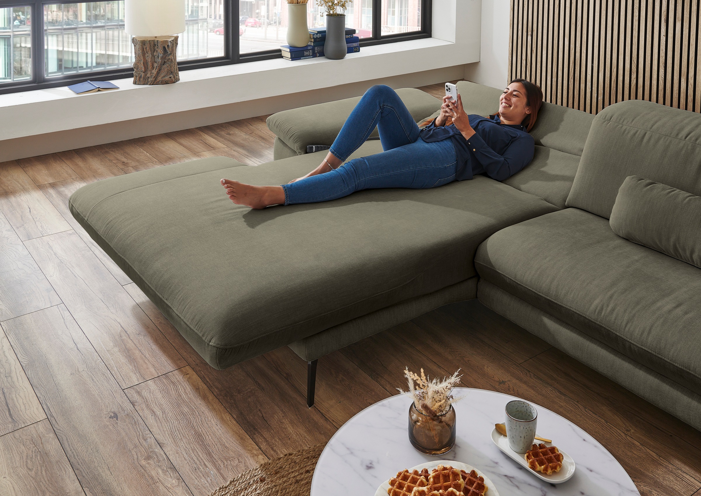 Die PlanBar Ecksofa »MP-IN22025 L-Form«, mit Kopfteilverstellung, wahlweise mit motorischem Canape