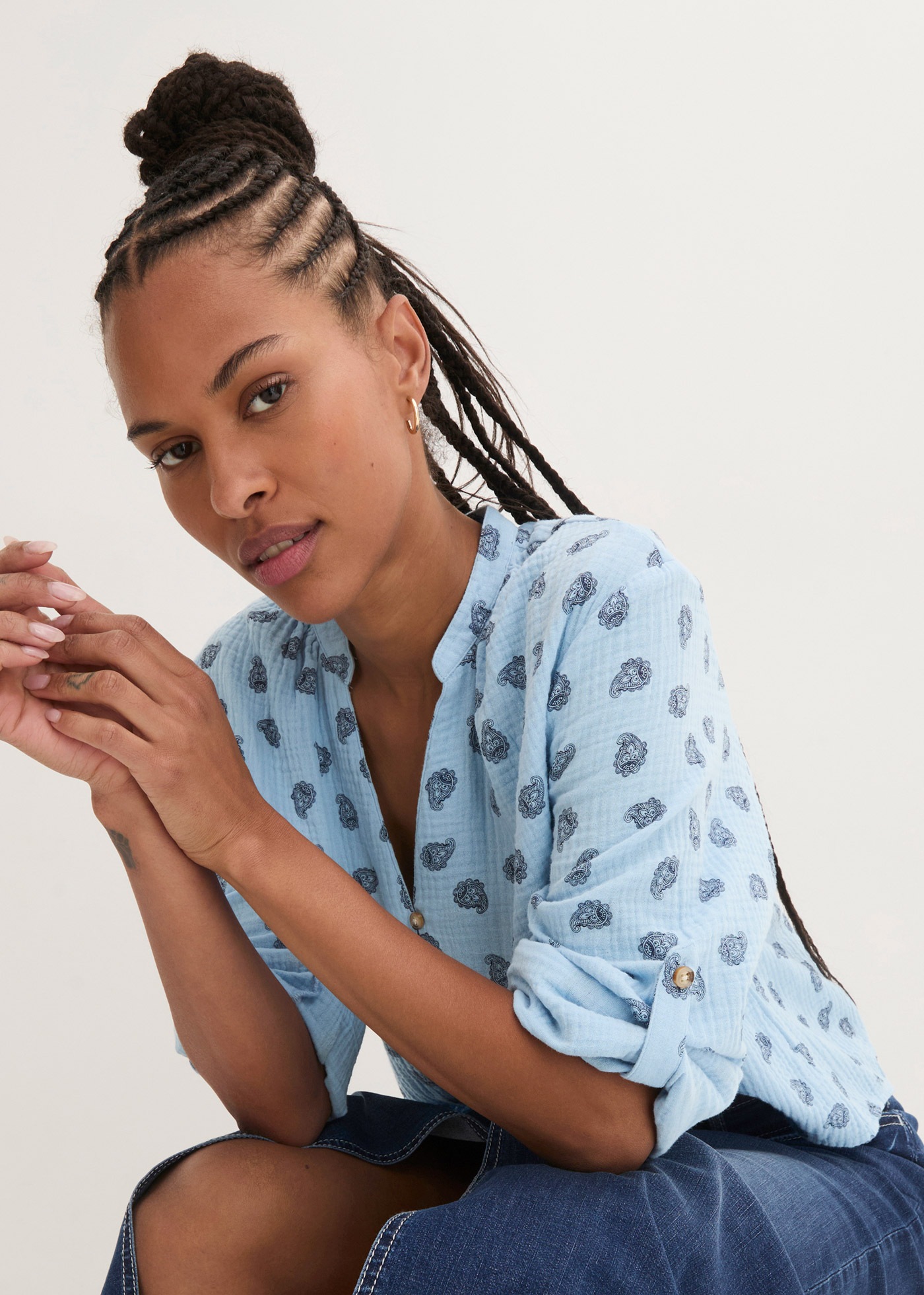 Langarmbluse BONPRIX "Oversize-Bluse aus luftigem Musselin", Damen, Gr. 42, blau (hellblau paisley), Web, Obermaterial: 100% Baumwolle, bedruckt, oversize normal, V-Ausschnitt, mit Aufschlag, Blusen, Oversize-Passform, für den Alltag, aus Musselin, mit V- 3