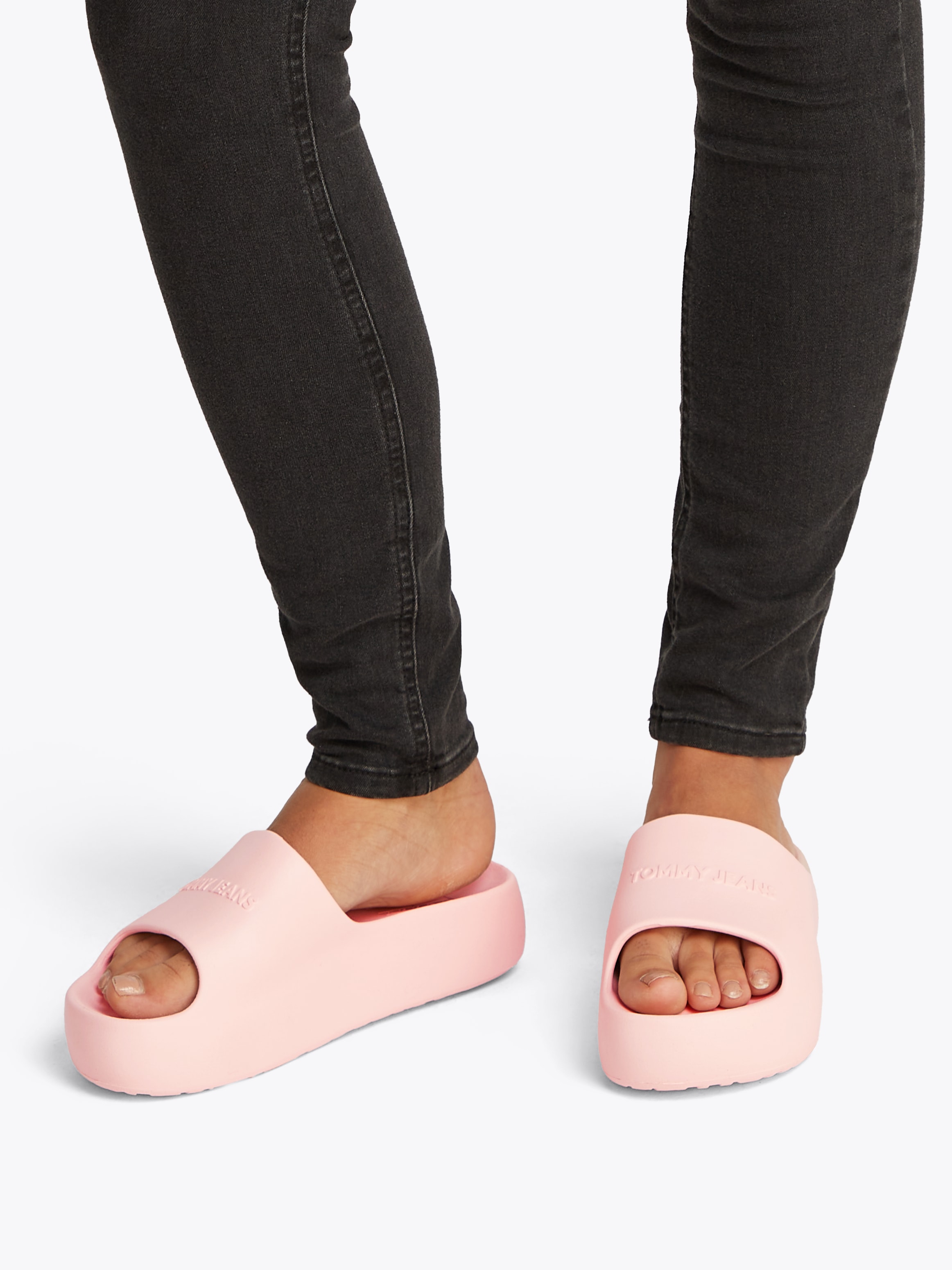 Tommy Jeans Pantolette »TJW CHUNKY POOL SLIDE ESS«, Plateau, Sommerschuh, Schlupfschuh, Bequemschuh, Logoschriftzug