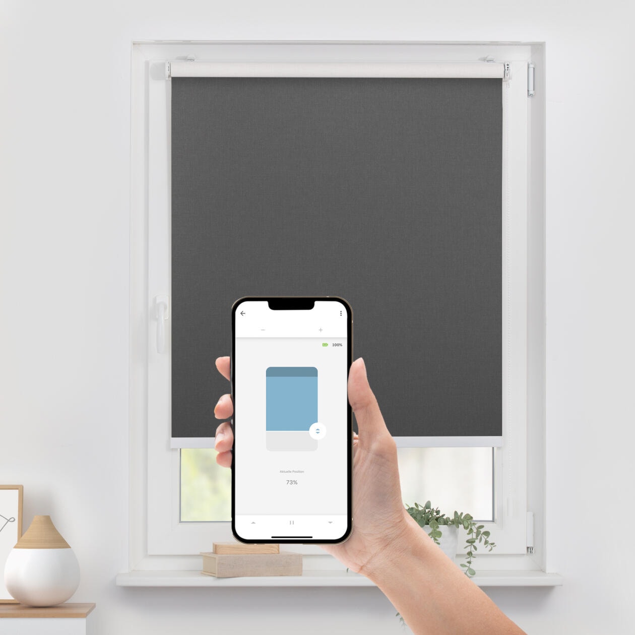 LICHTBLICK ORIGINAL Rollo »Klemmfix, ohne Bohren«, verdunkelnd, Blendschutz-Sichtschutz-Verdunkelung, mit Bohren/ohne Bohren, freihängend, Steuerbar mit Bluetooth-App, integrierter Elektromotor und Akku