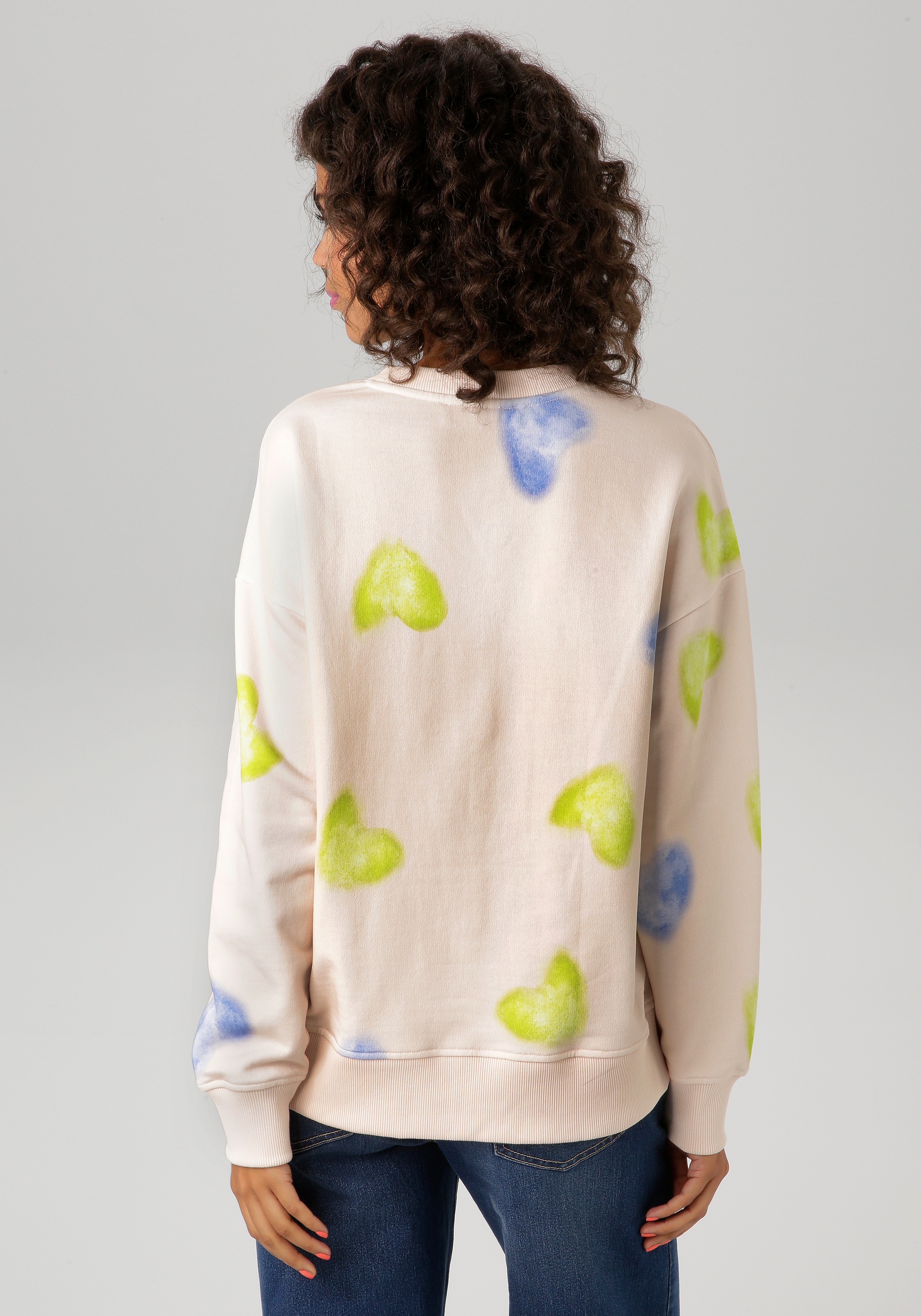 Aniston CASUAL Sweatshirt, mit Batik-Herzen bedruckt günstig online kaufen